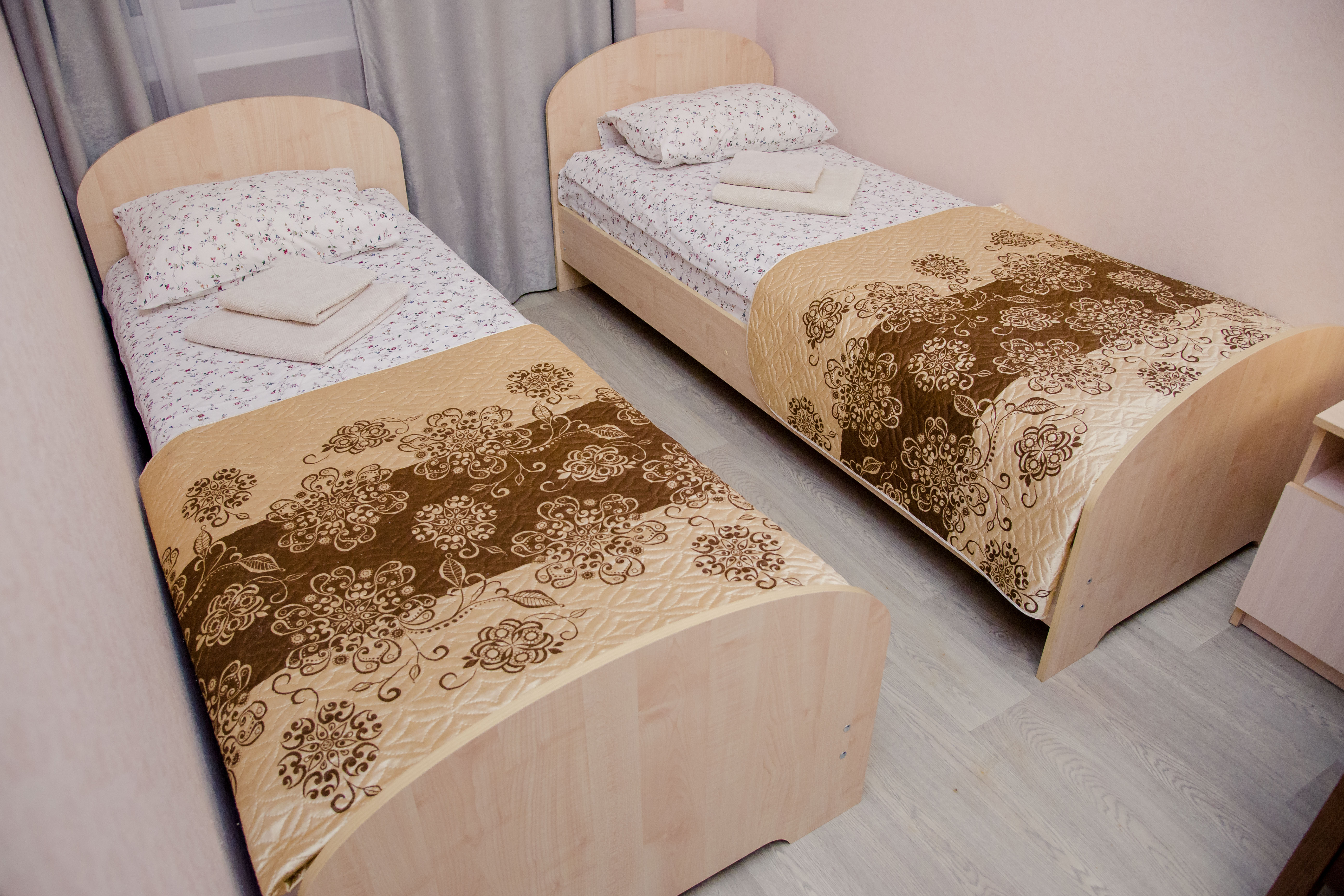 Двухместный номер с 2 отдельными кроватями и общей ванной комнатой