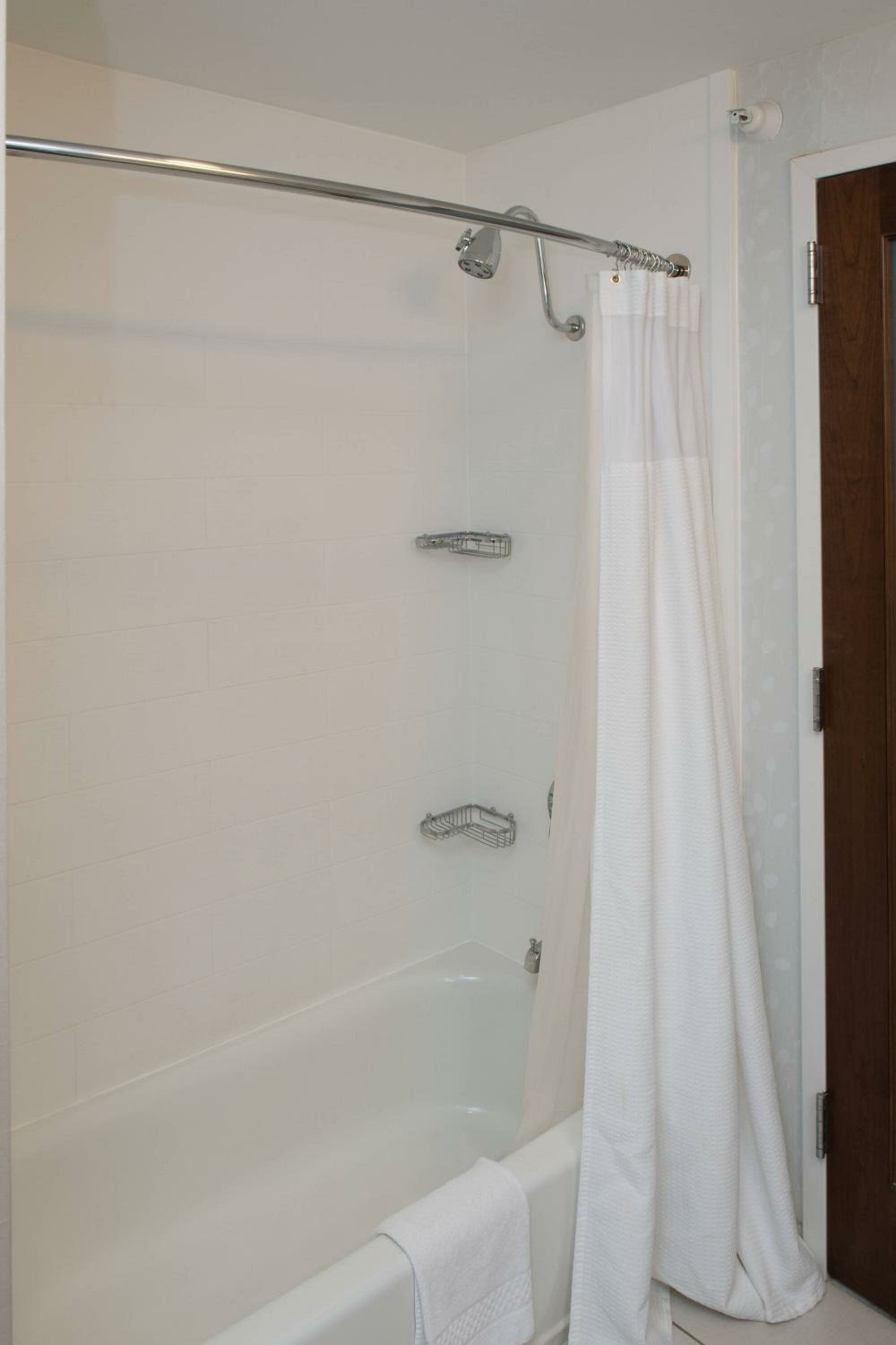 Queen Suite with Mountain View and Adapted Tub - Mobility Accessible