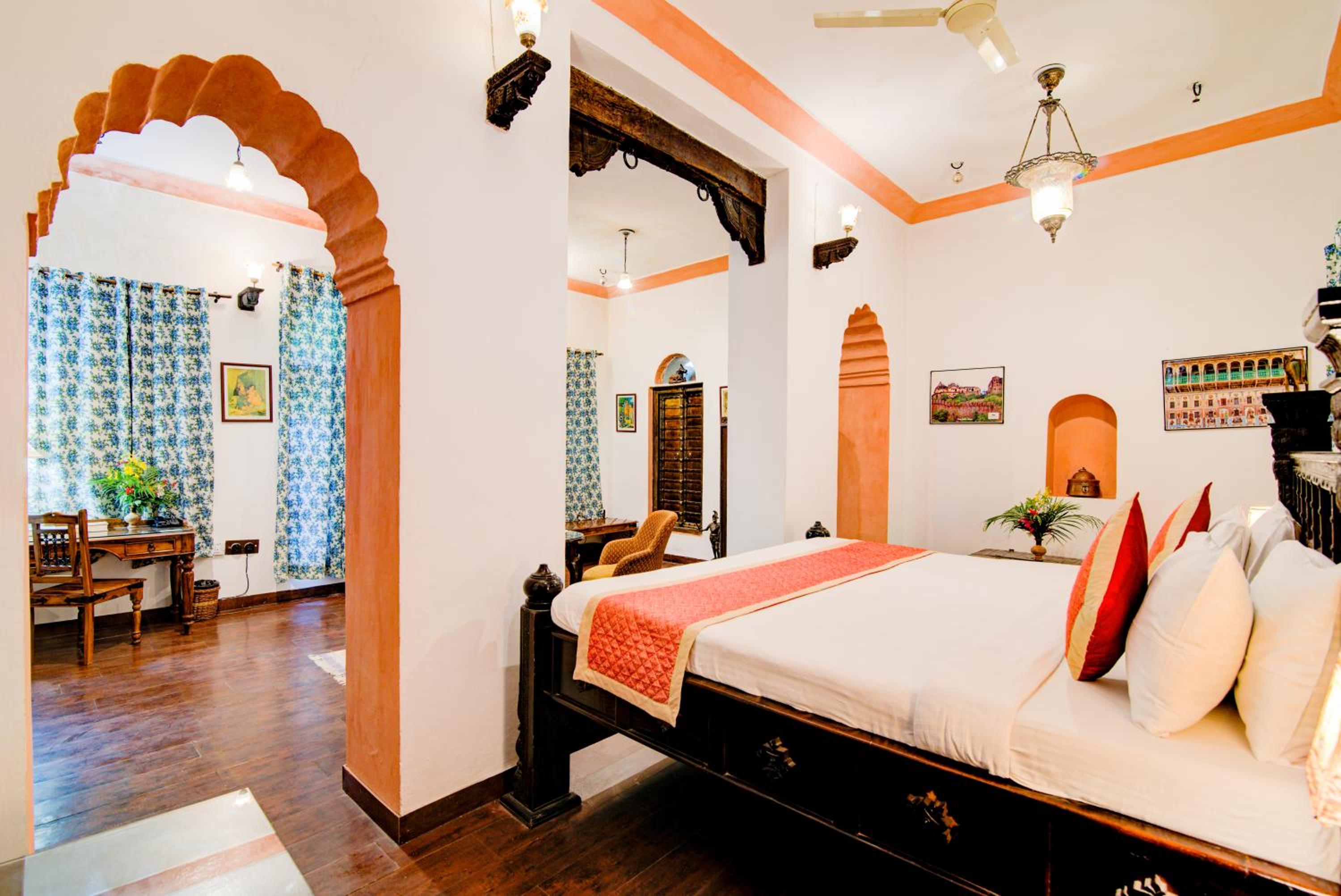 Club Room Living Area ((Enjoy Hi-Tea with Cookie)