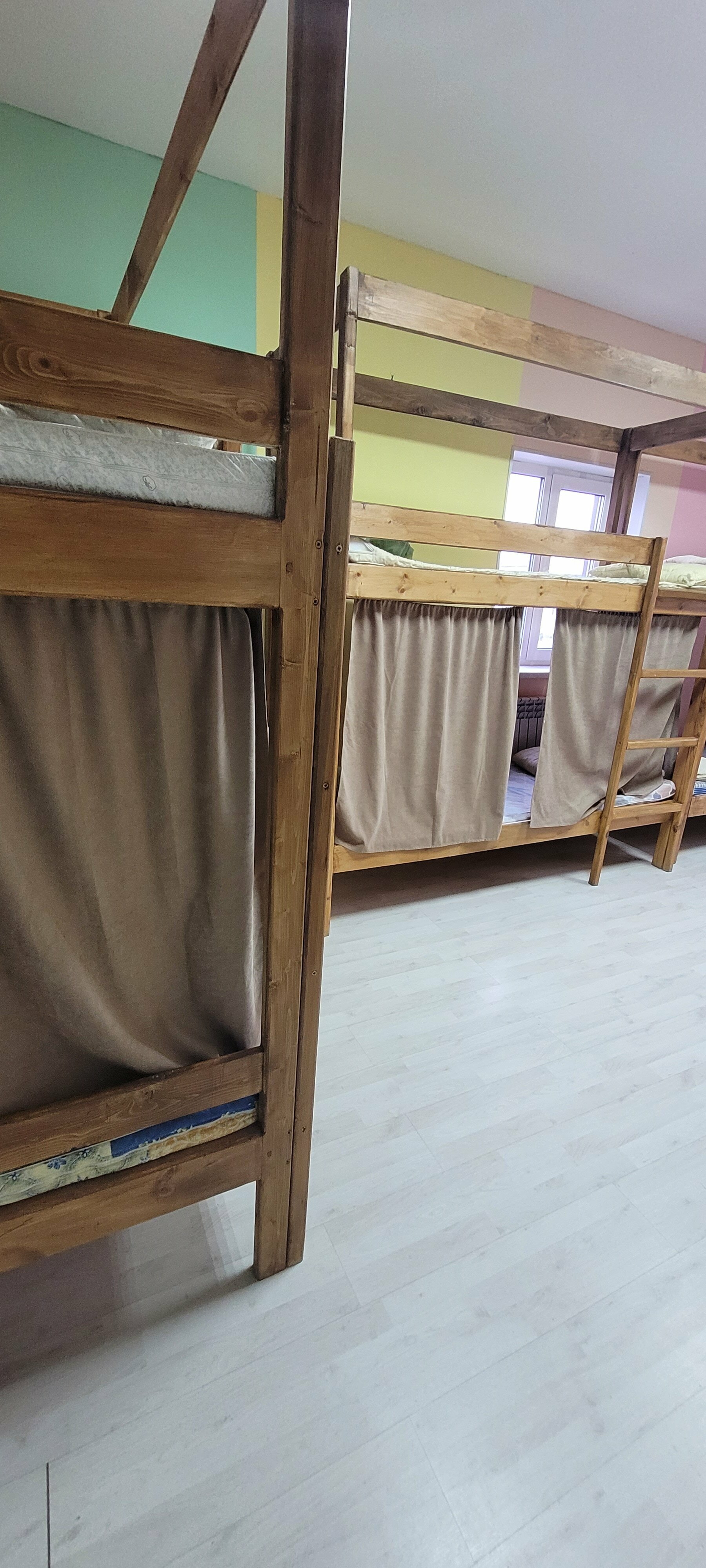 Кровать в общем номере для мужчин и женщин с 10 кроватями