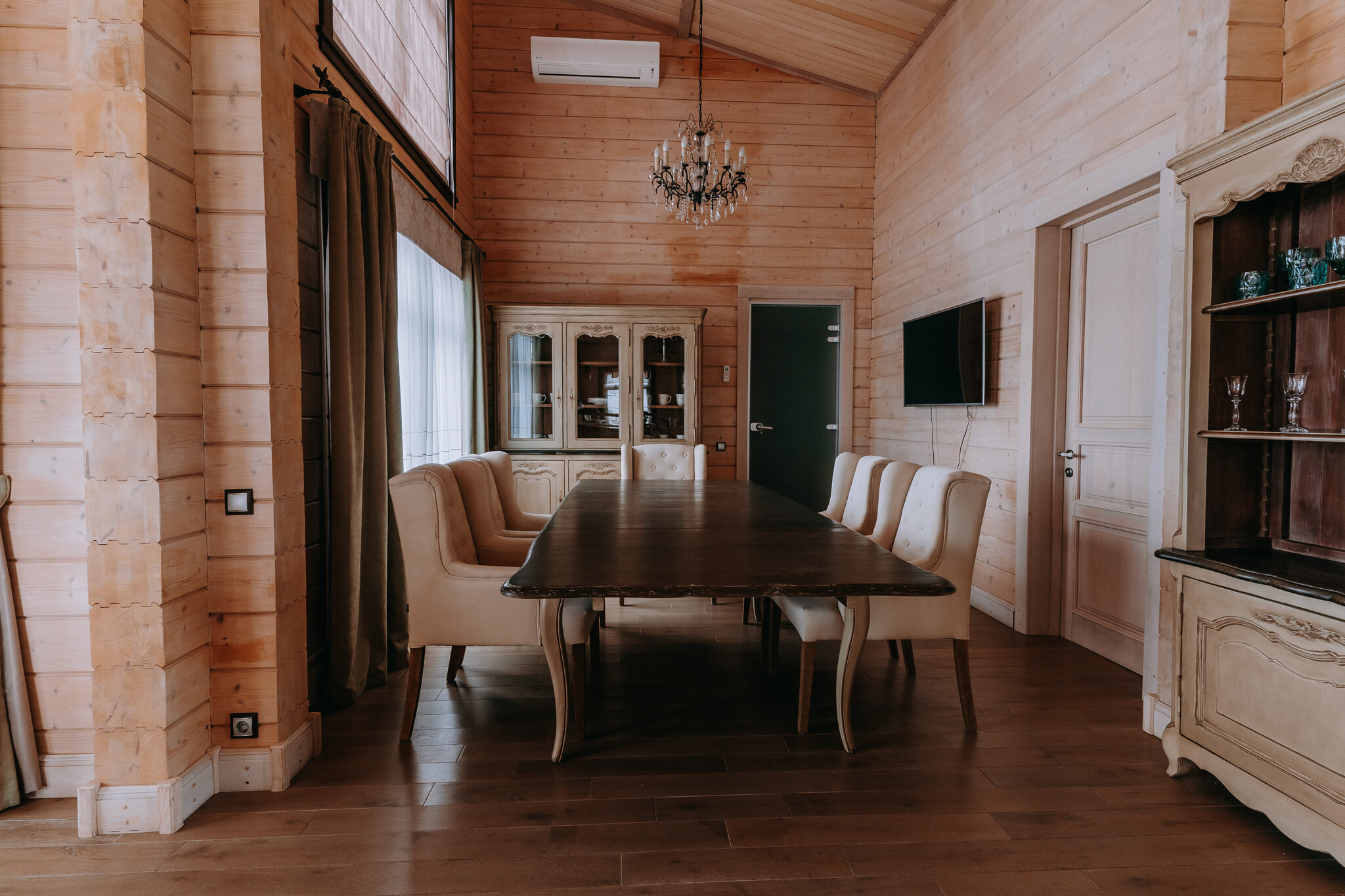 Дом у пруда