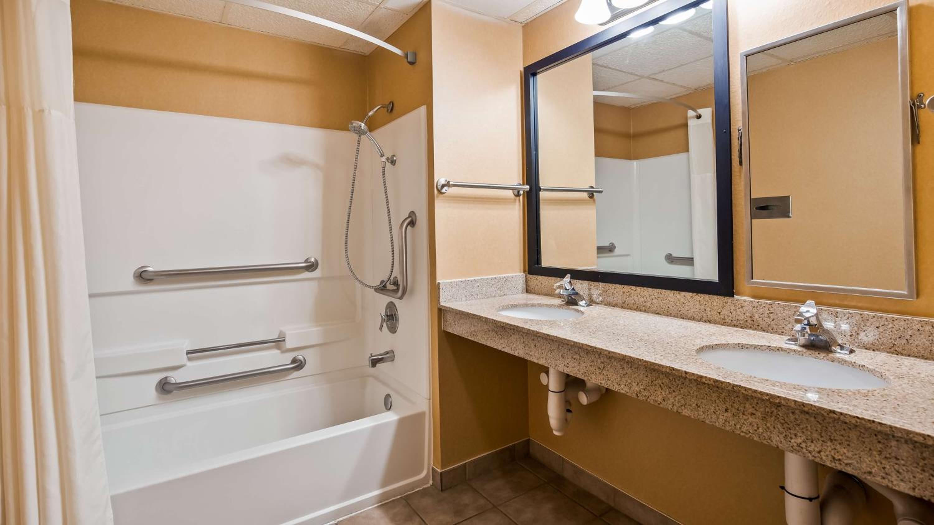 Deluxe Queen Room with Two Queen Beds - Disability Access