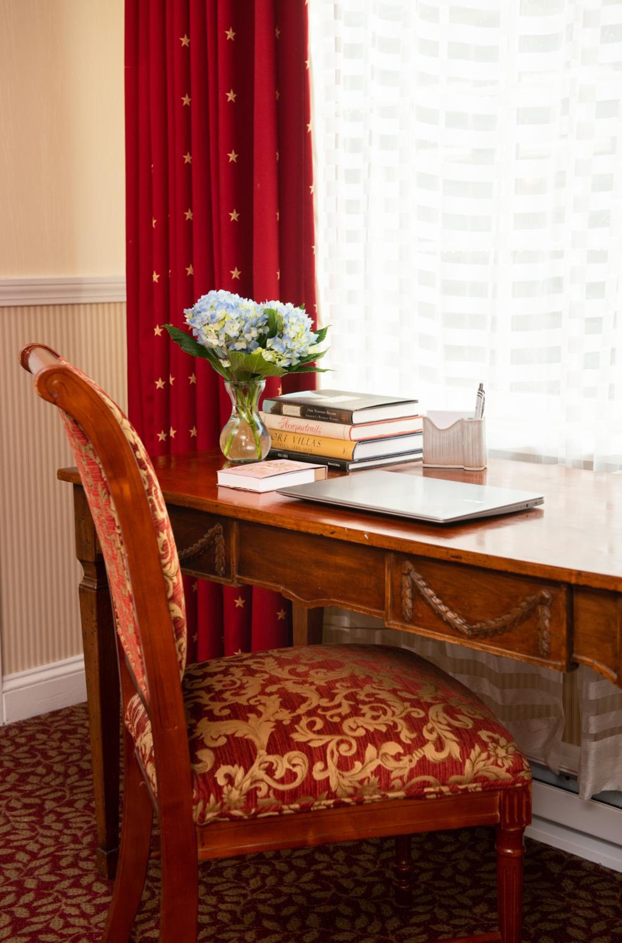 Deluxe King Room (NOT Pet Friendly)