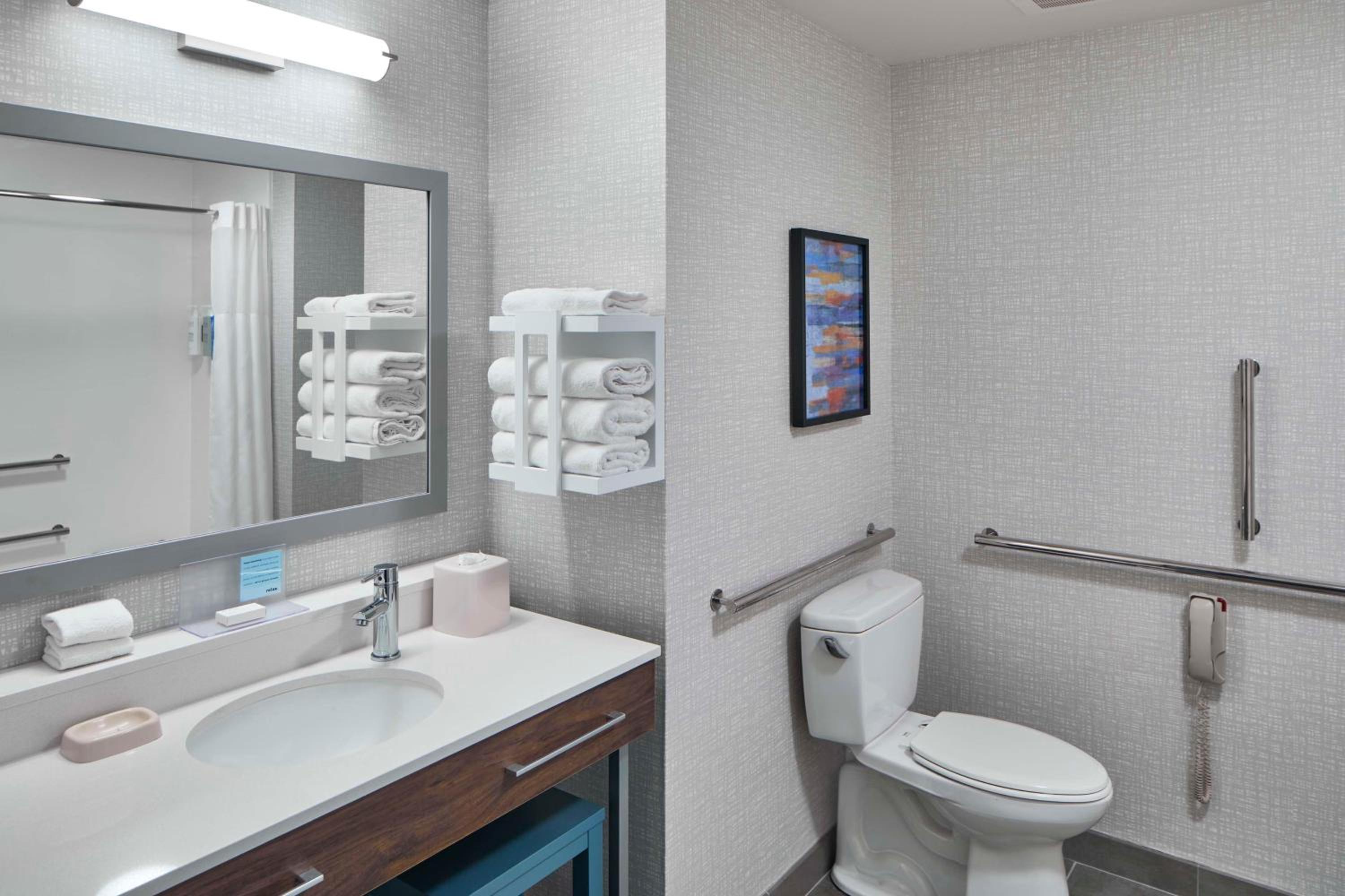 King Room wit Tub - Mobility Accessible