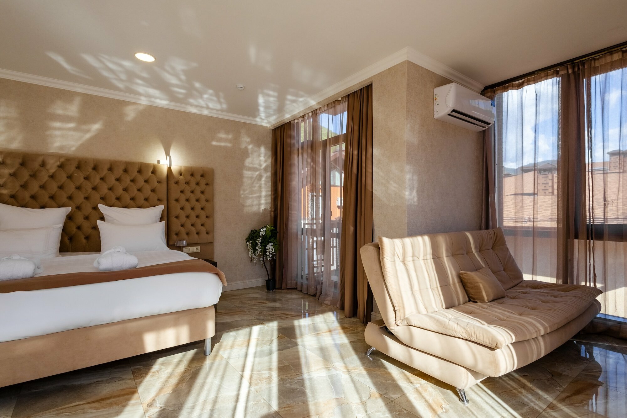 Люкс с панорамными окнами и видом на горы