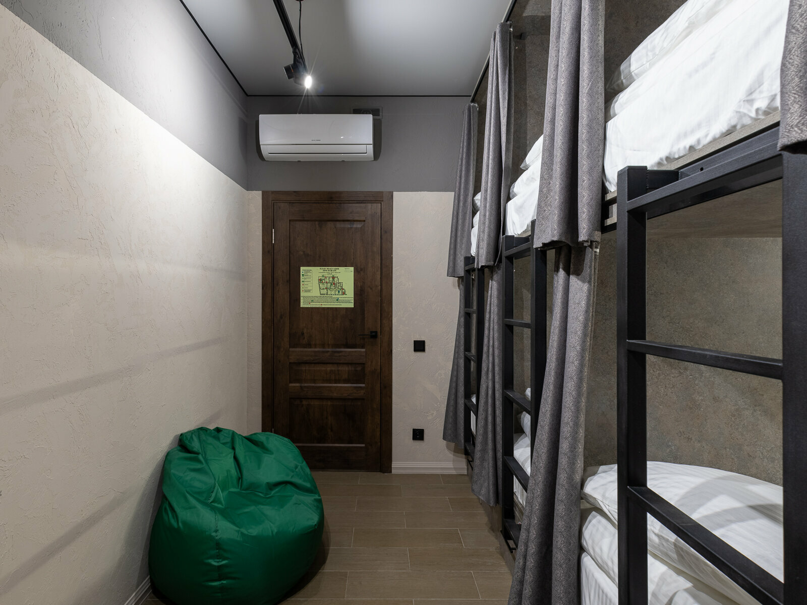 Спальное место на двухъярусной кровати в общем номере для мужчин и женщин