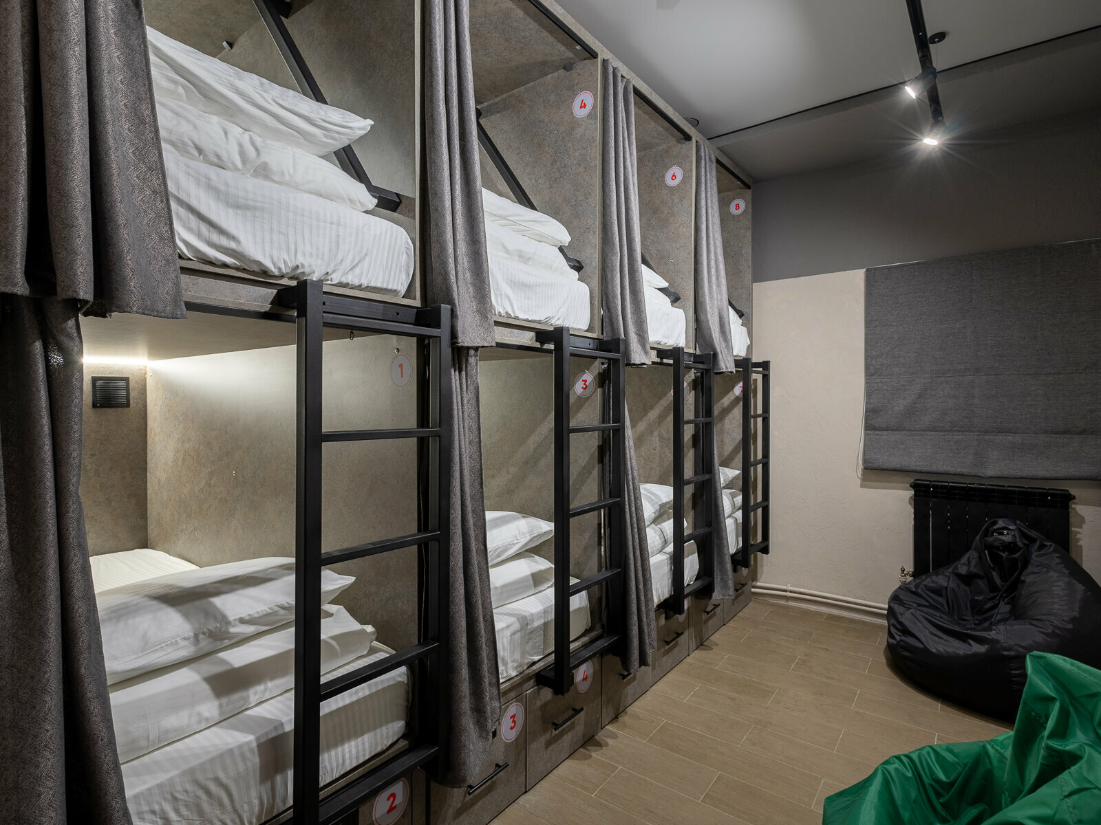 Спальное место на двухъярусной кровати в общем номере для мужчин и женщин