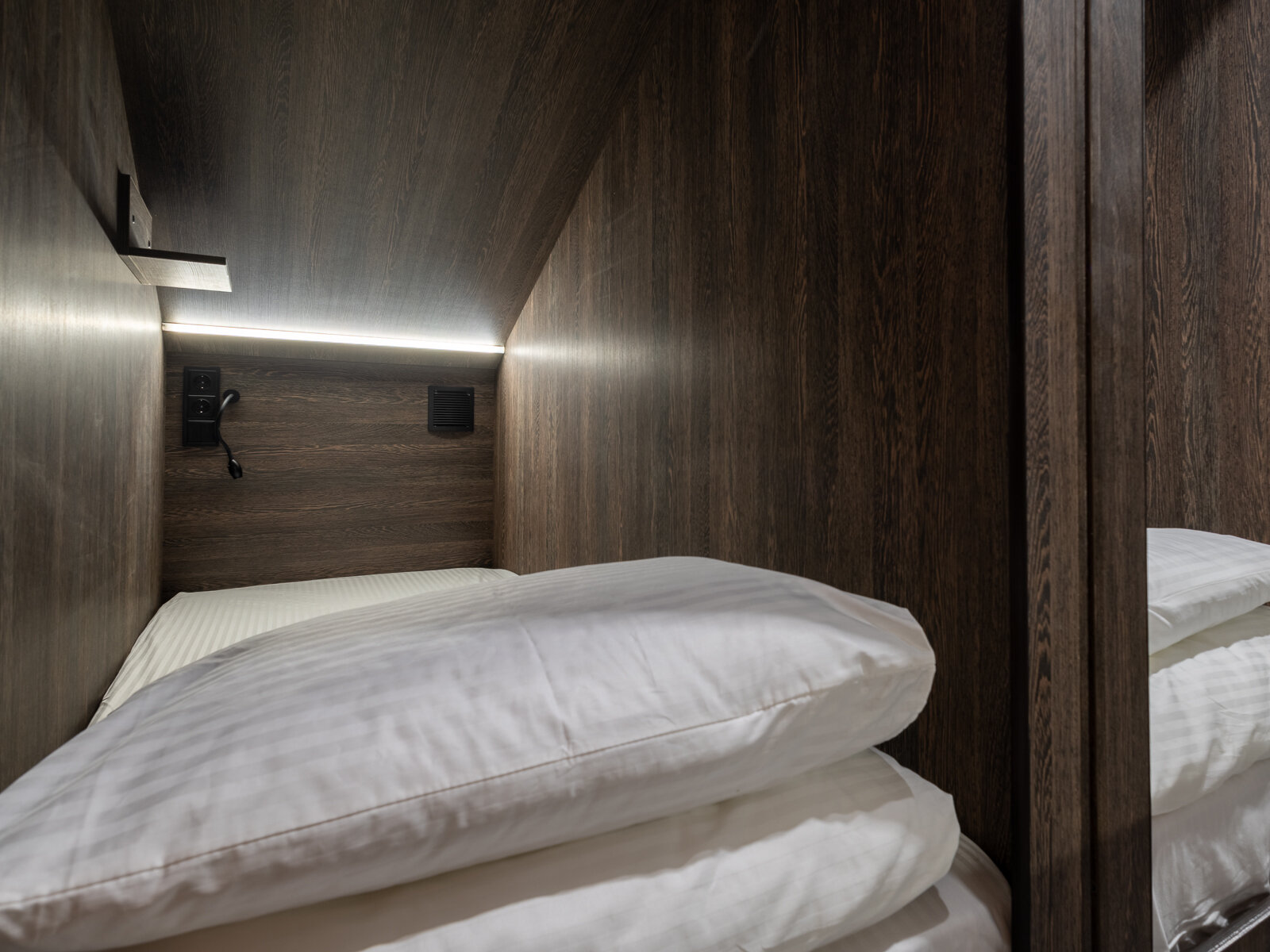 Кровать в общем номере для мужчин и женщин с 10 кроватями