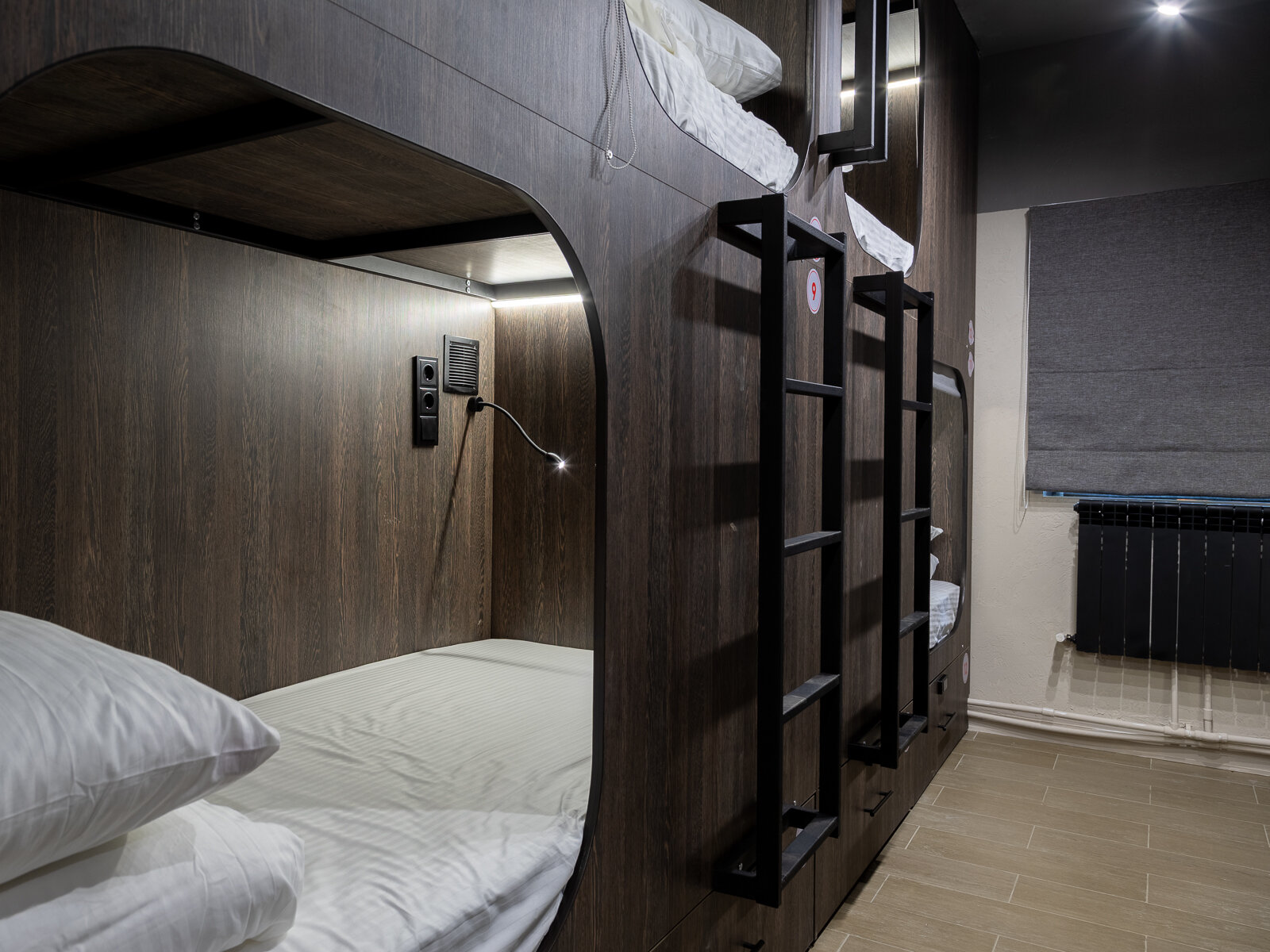 Спальное место на двухъярусной кровати в общем номере для мужчин и женщин