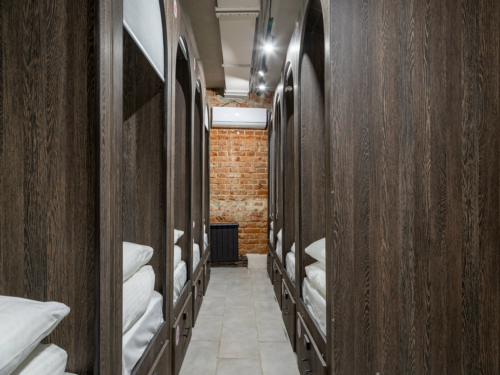 Кровать в общем номере для мужчин и женщин с 10 кроватями