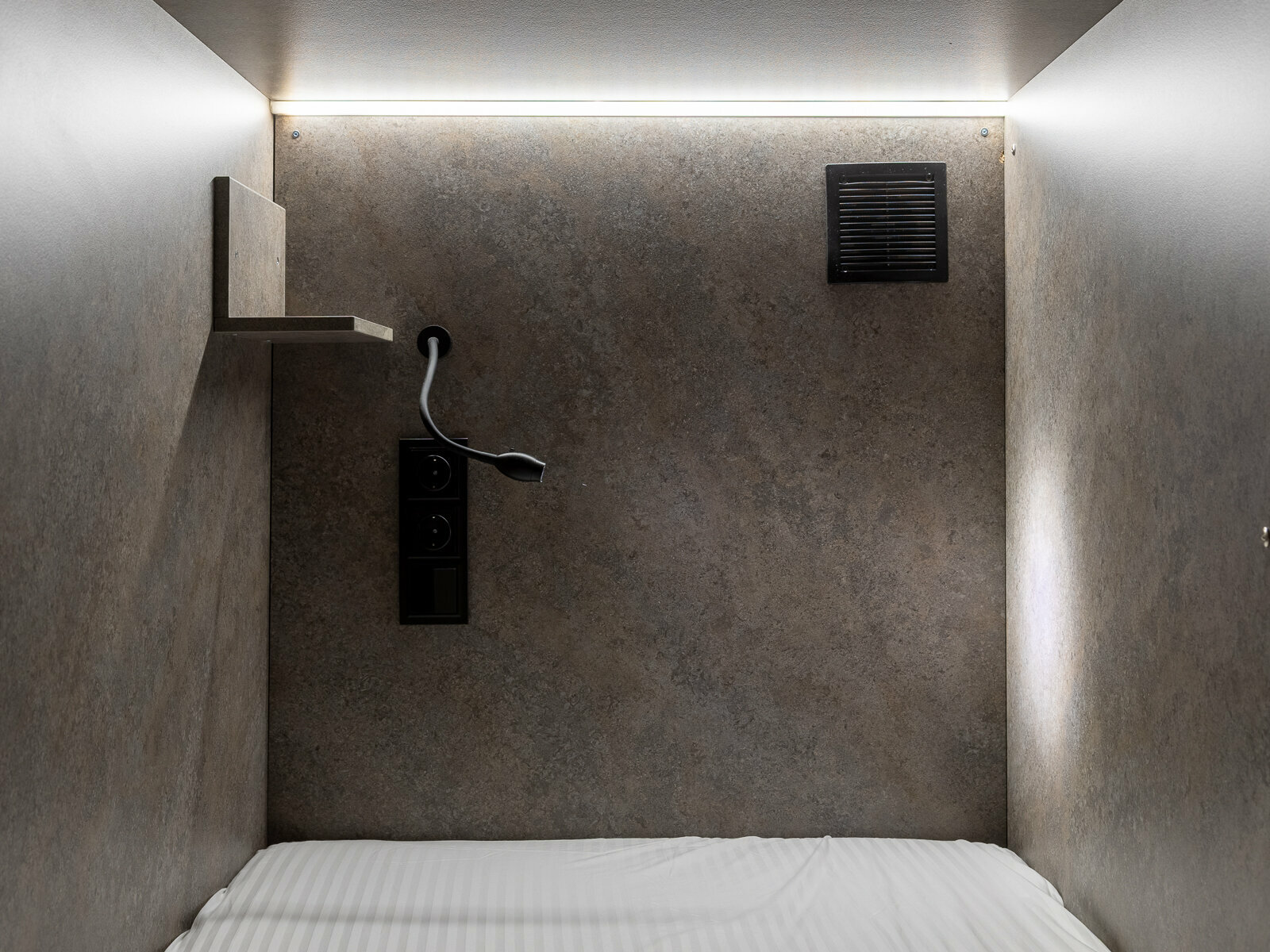 Спальное место на двухъярусной кровати в общем номере для мужчин и женщин