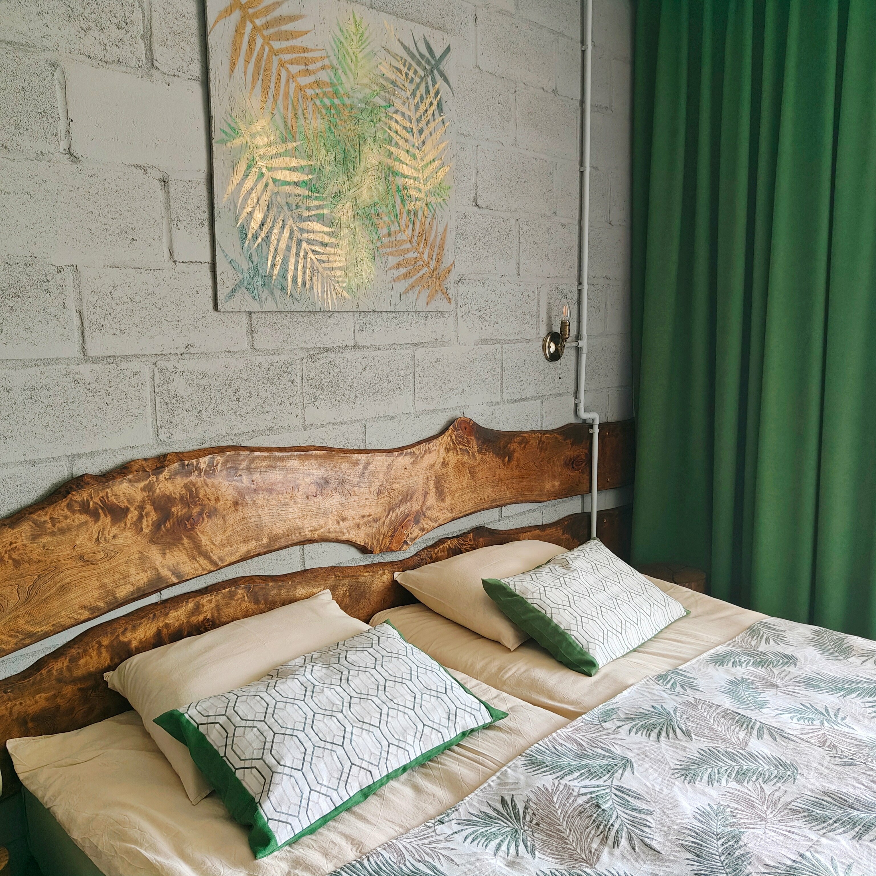 Трехместный номер с видом на горы