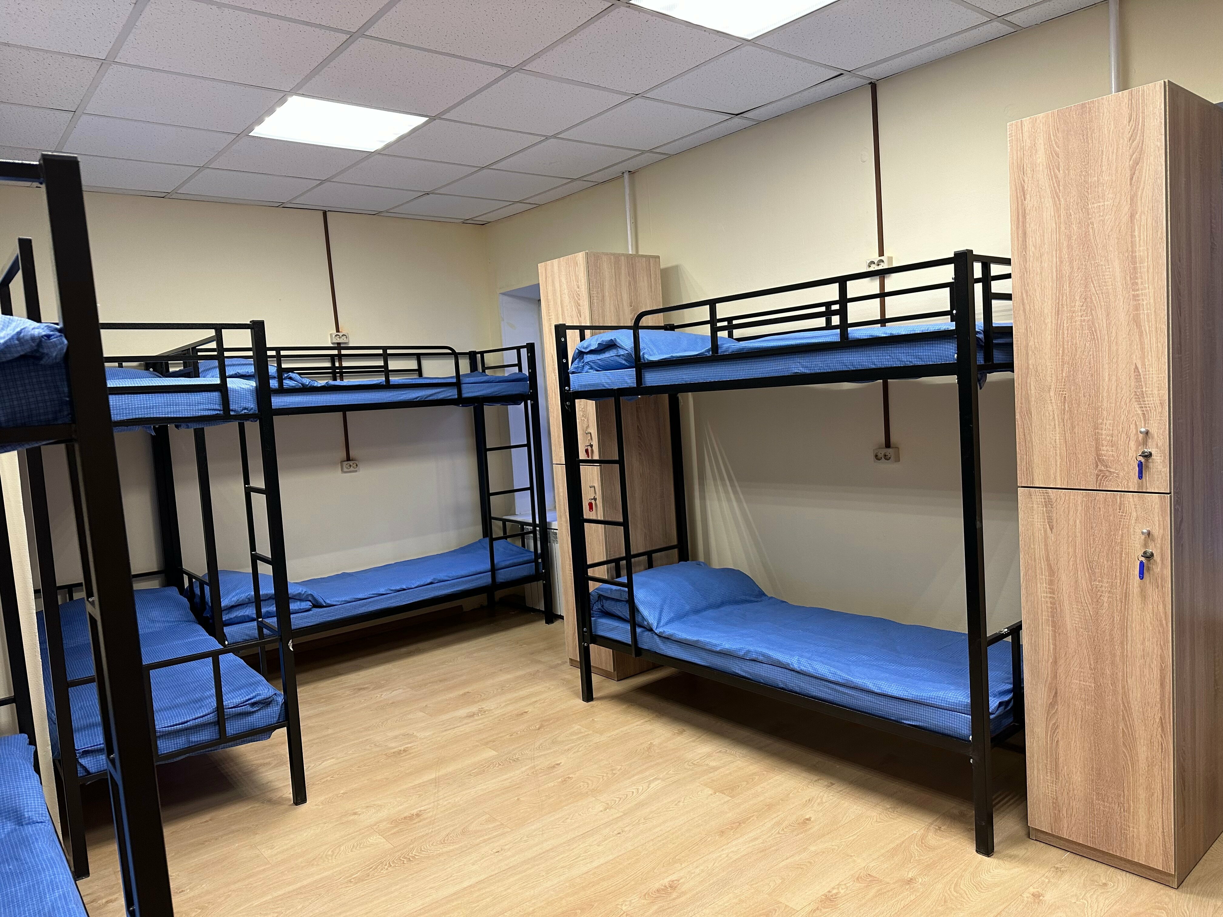 Односпальная кровать в общем номере с 10 кроватями