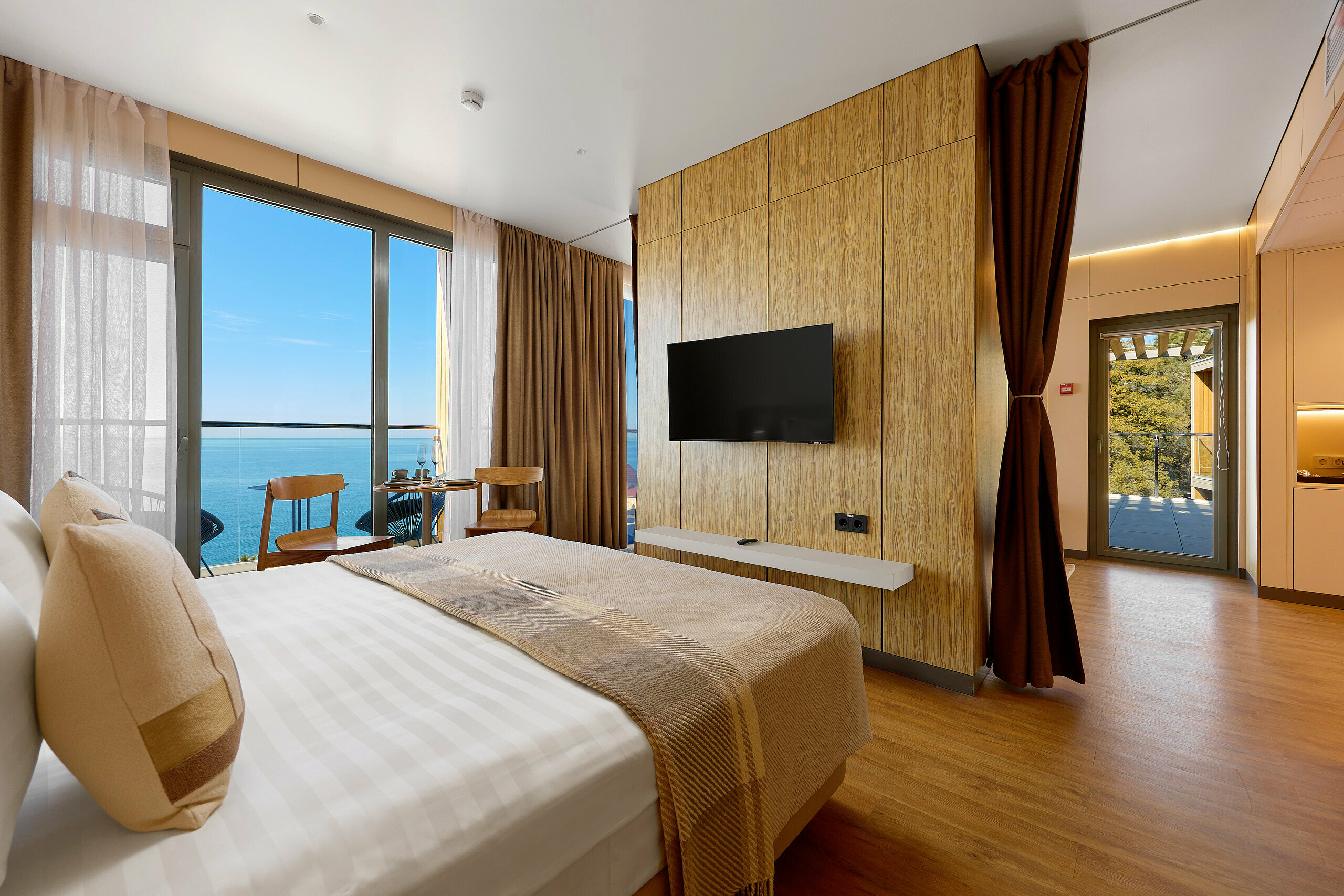 Джуниор "Приморский" с выходом на террасу