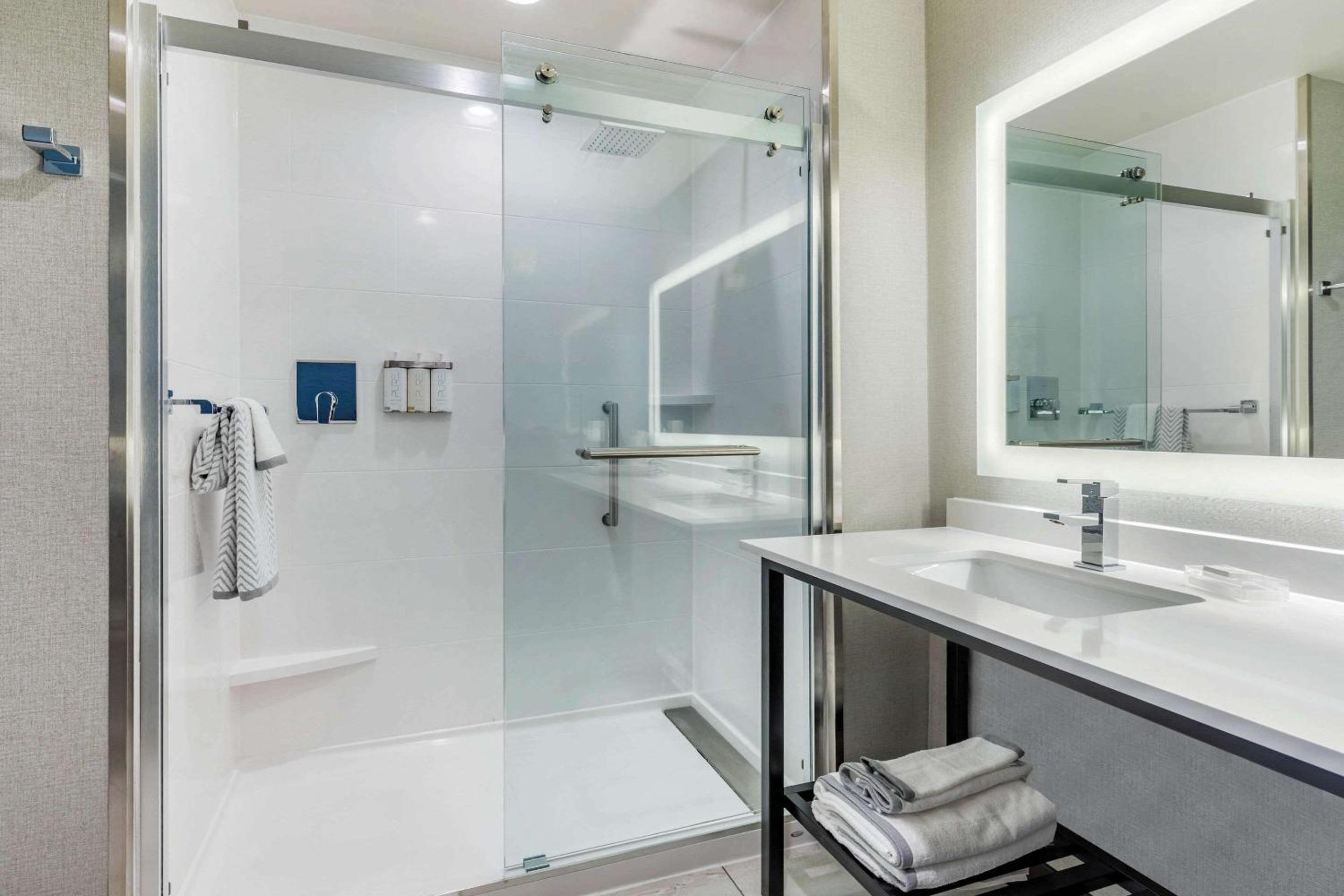 King Suite with Shower - Non-Smoking