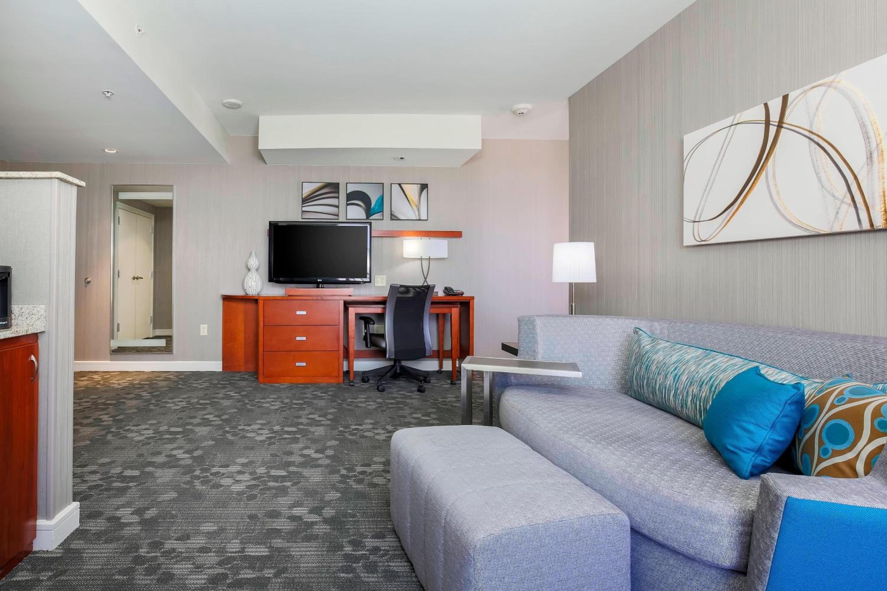 One-Bedroom Queen Suite