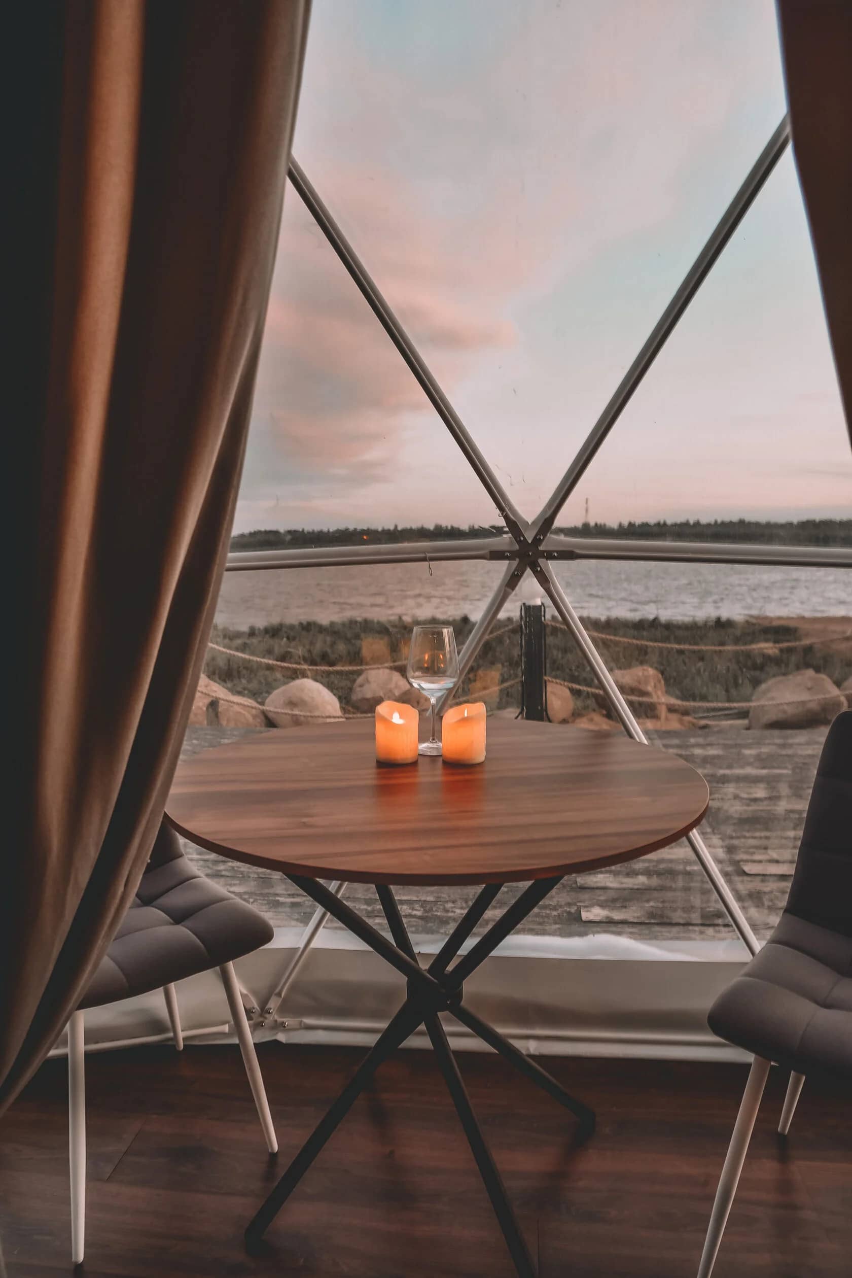 Сфера с видом на озеро