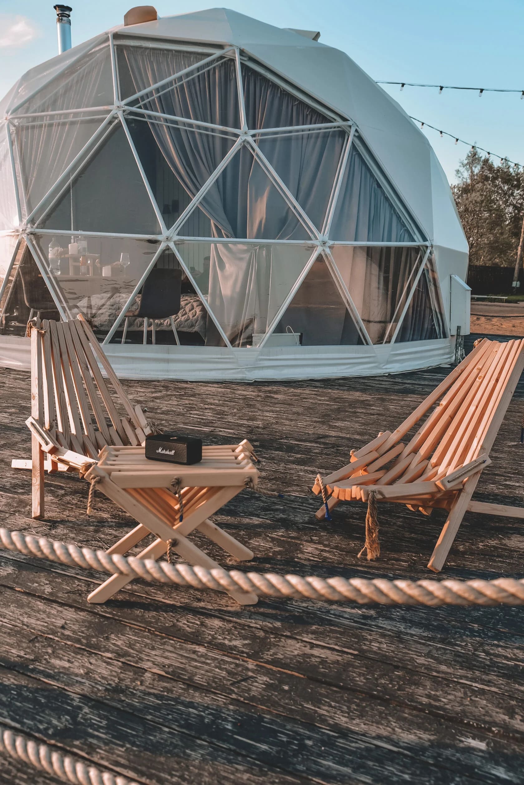 Сфера с видом на озеро