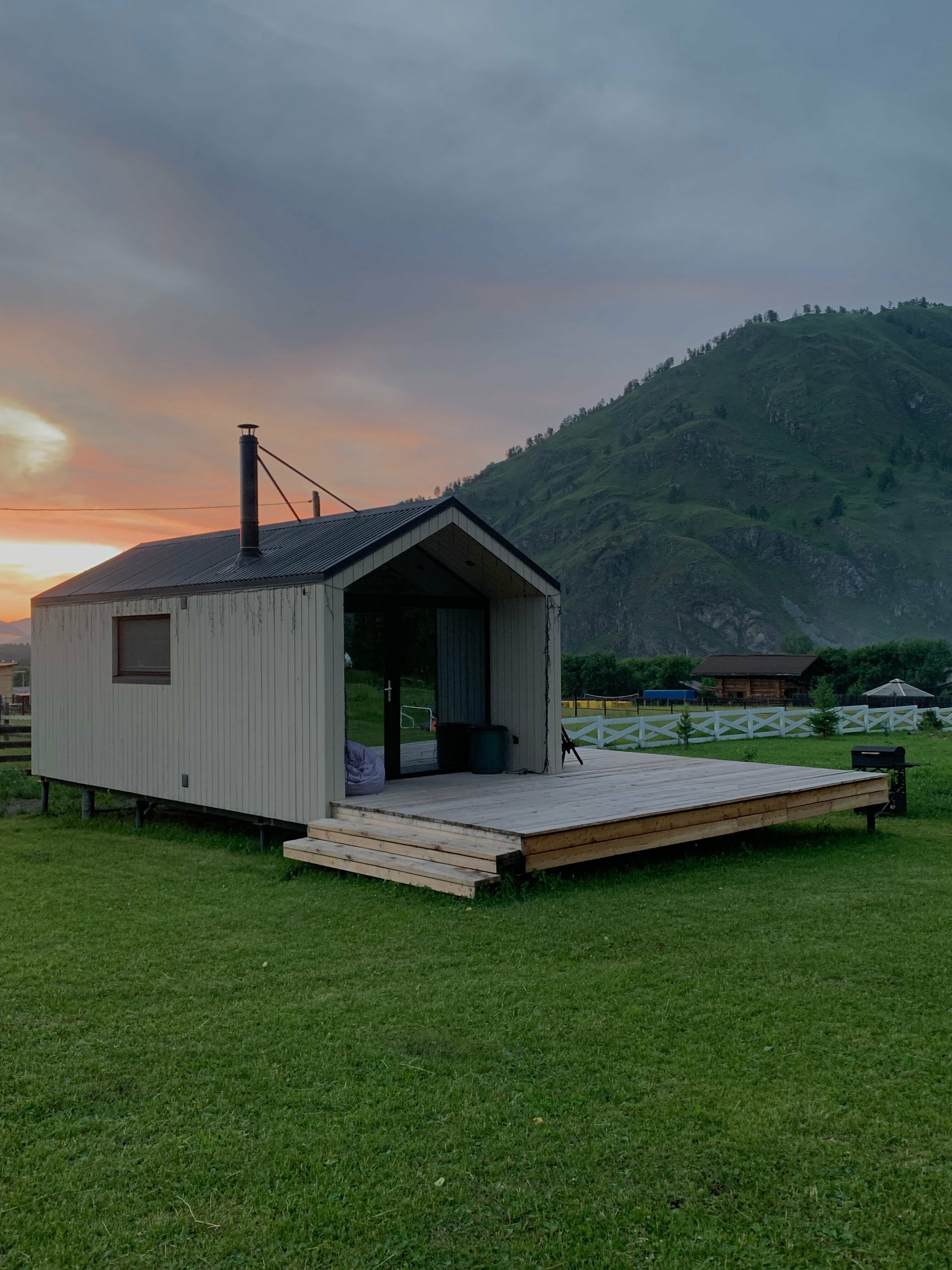 Трехместный номер с видом на горы