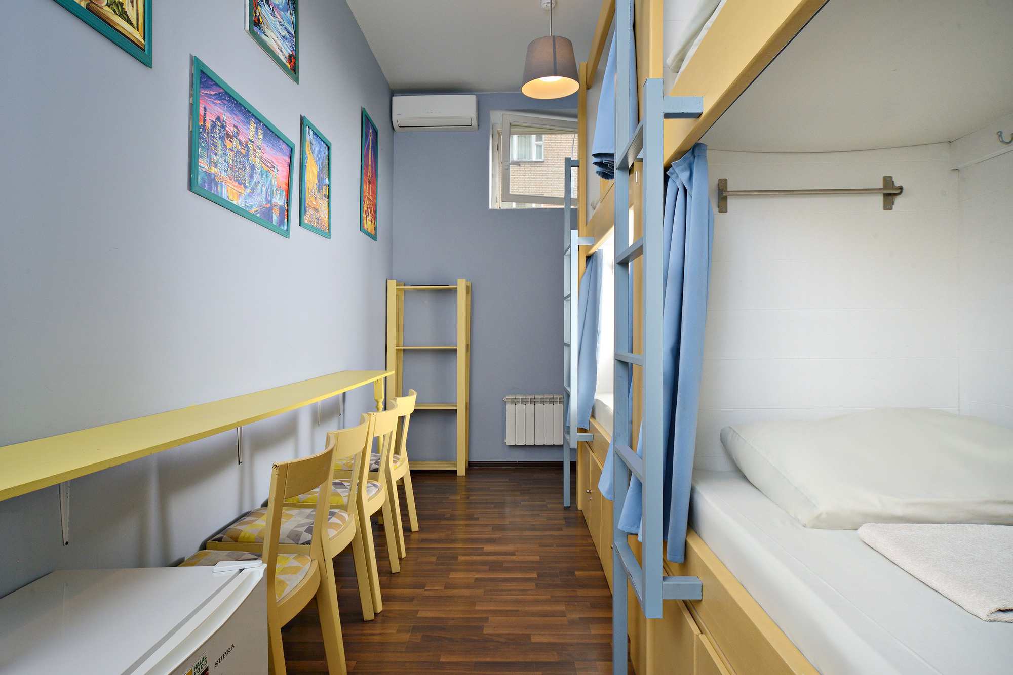 Кровать в общем 4-местном номере для мужчин и женщин