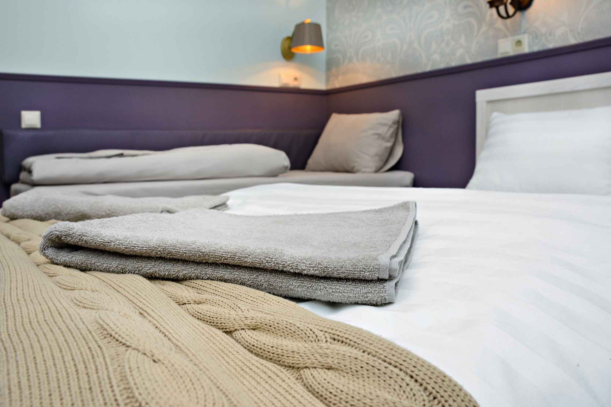 Семейный трёхместный люкс с душем и туалетной комнатой, с большой 2х местной и 1 месnной кроватями, без окна