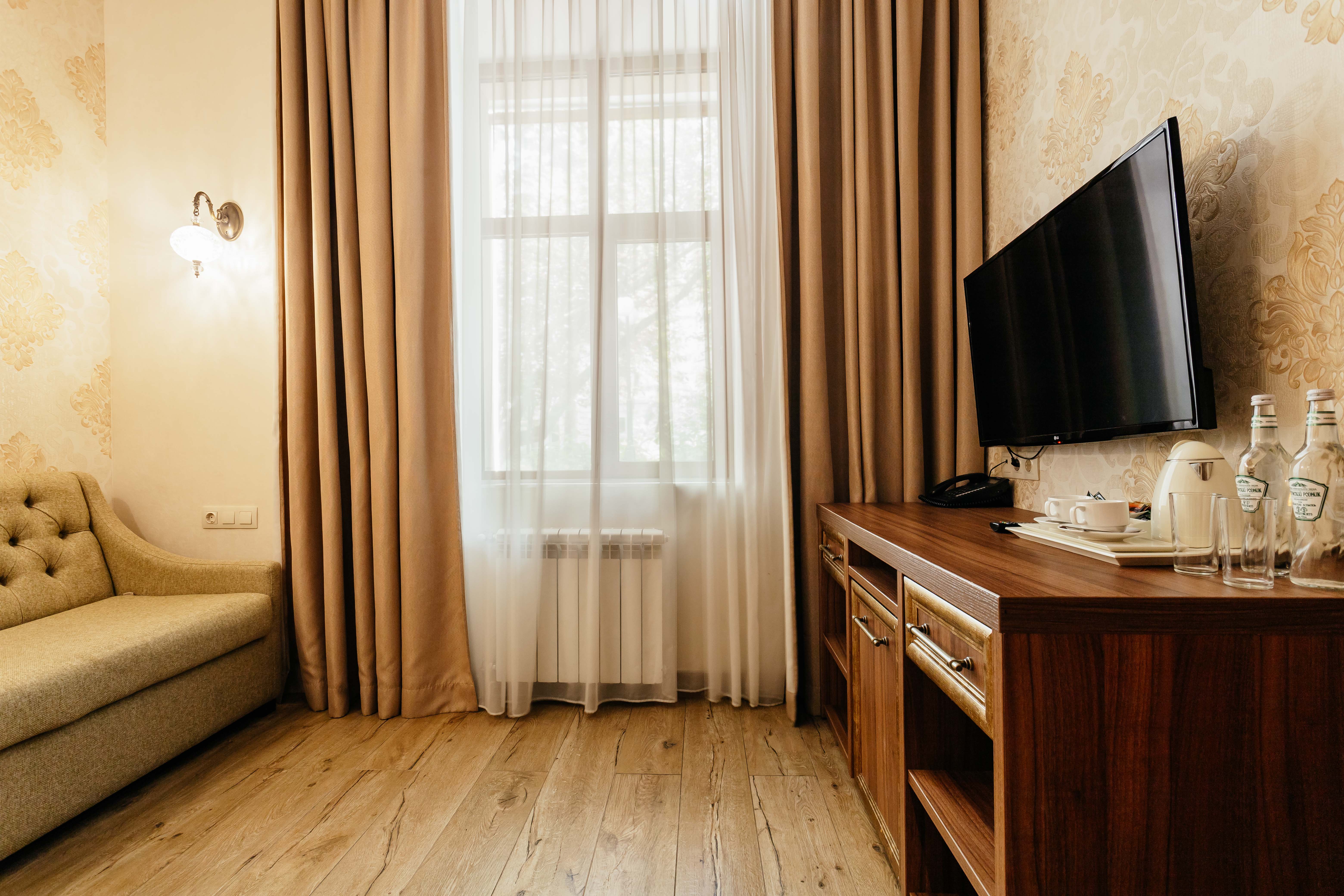 Сьюит двухкомнатный без балкона вид на парк/горы.Главный корпус 5*