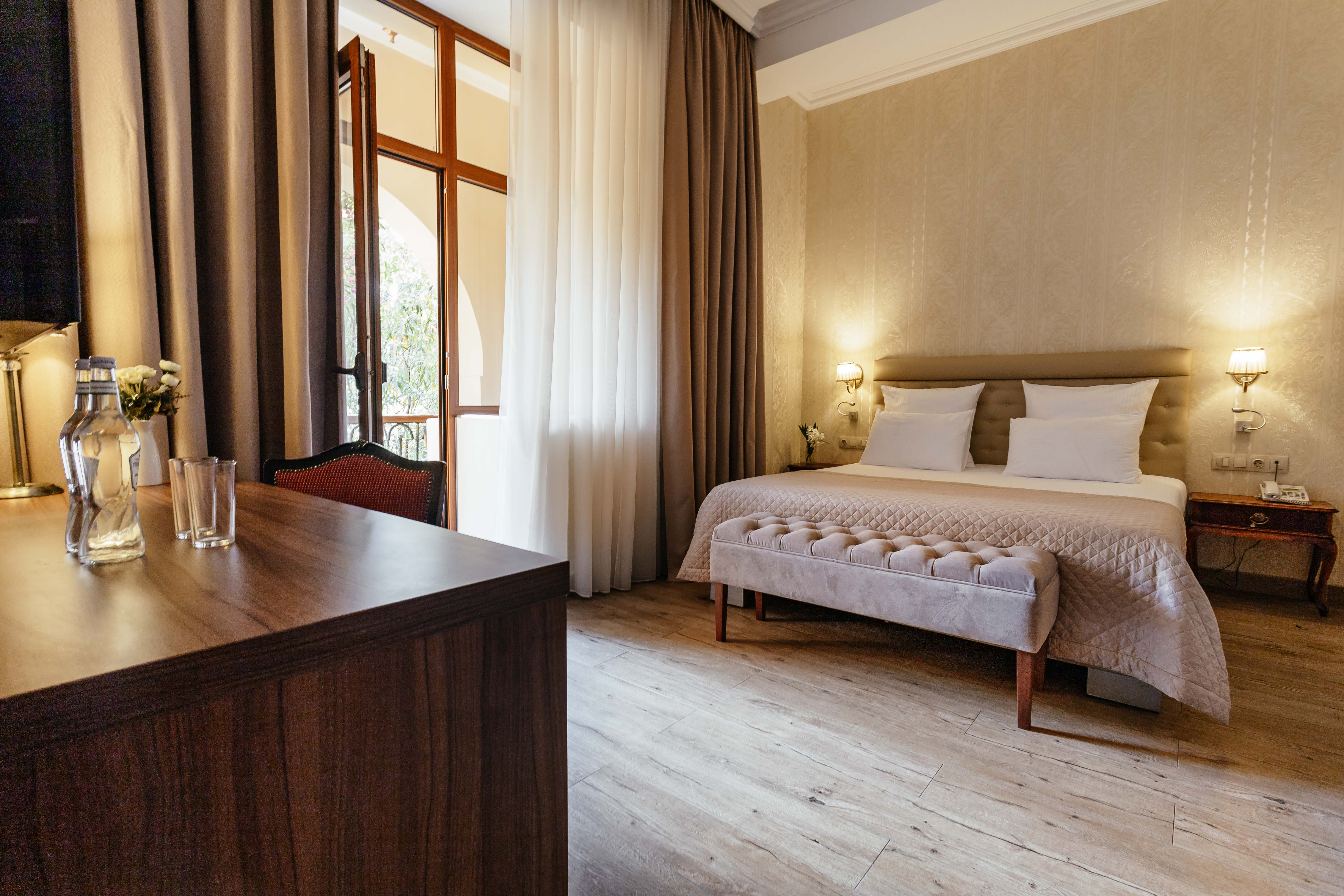 Сьюит двухкомнатный с балконом морская сторона/парк.Главный корпус 5*