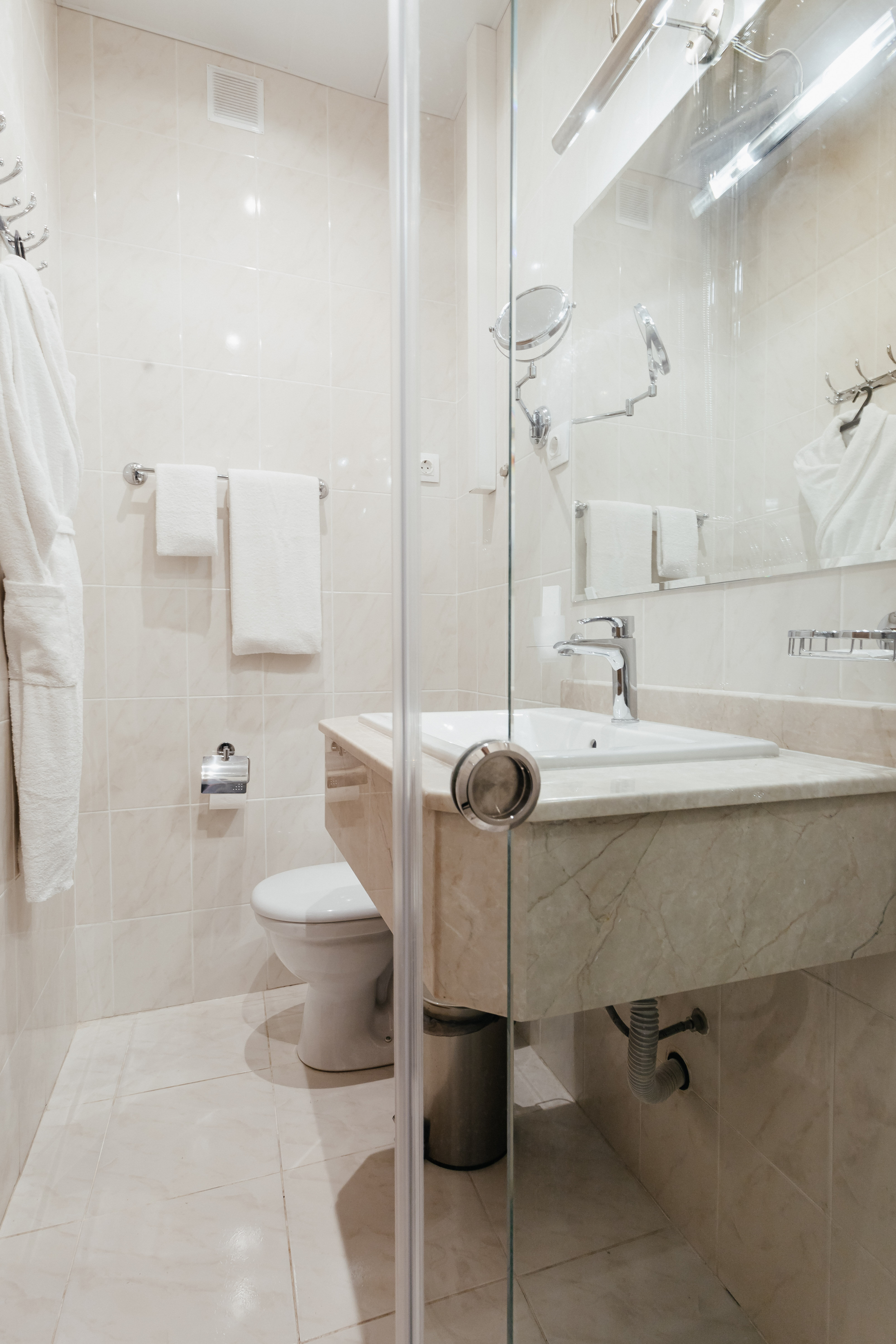 Стандарт одноместный с балконом вид на парк/3 корпус. Второй корпус 3*