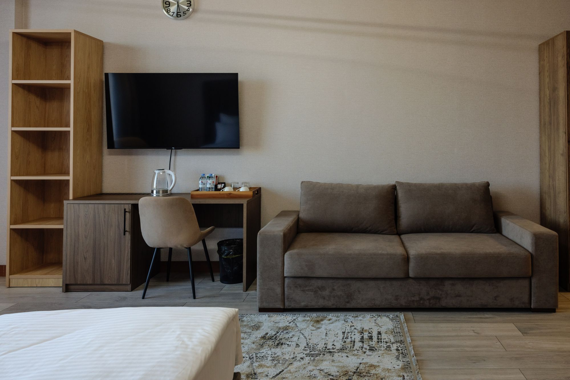 Стандартный номер с 2 односпальными кроватями и диваном