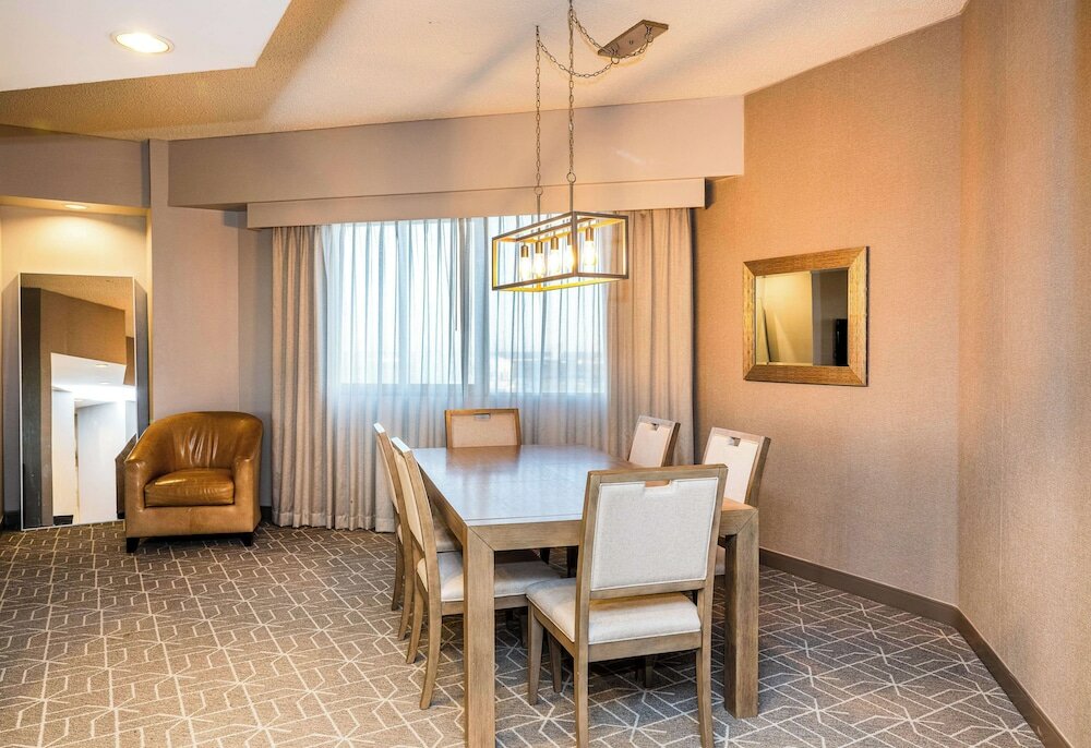 Suite, 1 King Bed (Governor Suite)