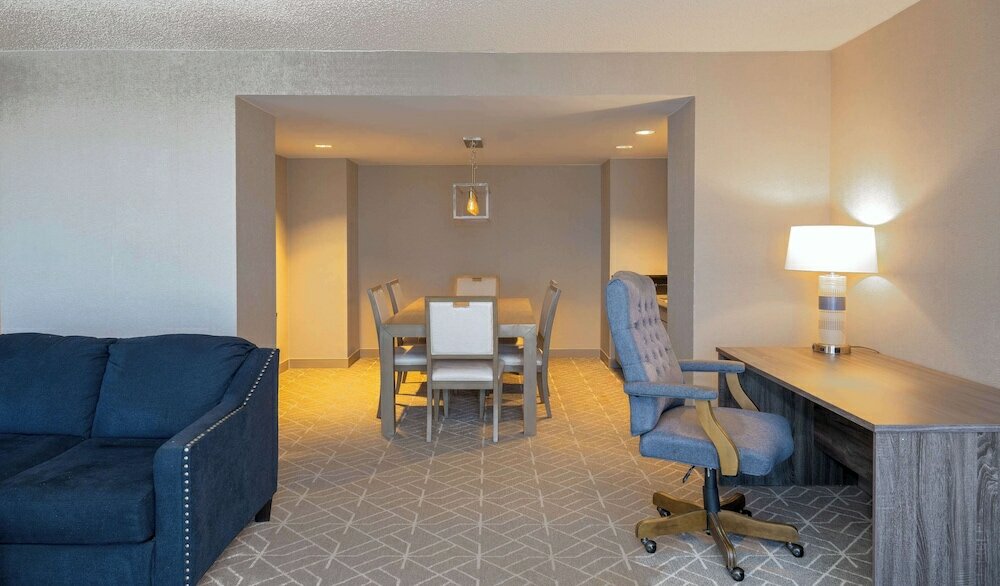 Suite, 1 King Bed (2 Room Suite)