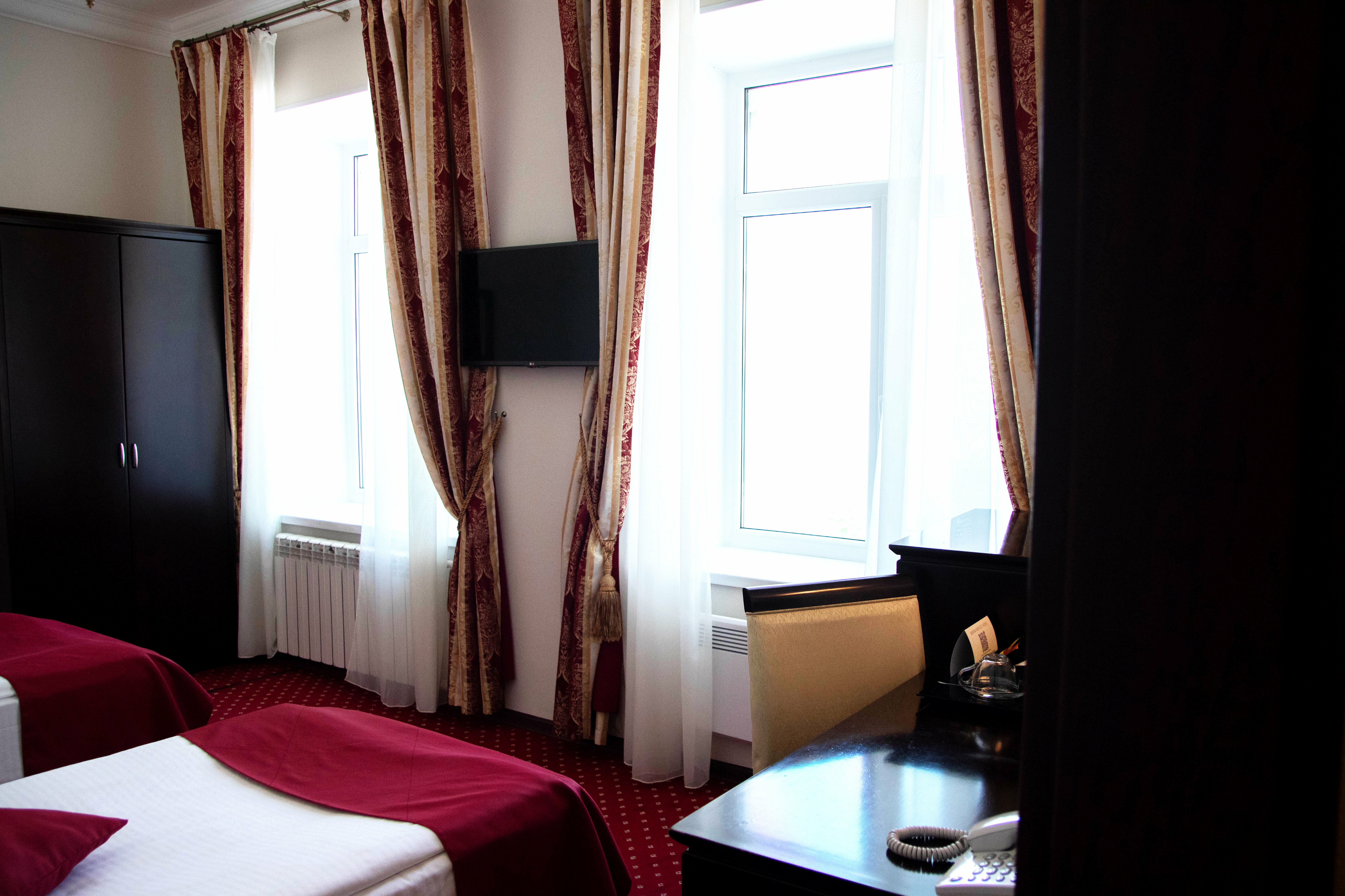 Двухместный стандарт с двумя односпальными кроватями с видом на театр и море