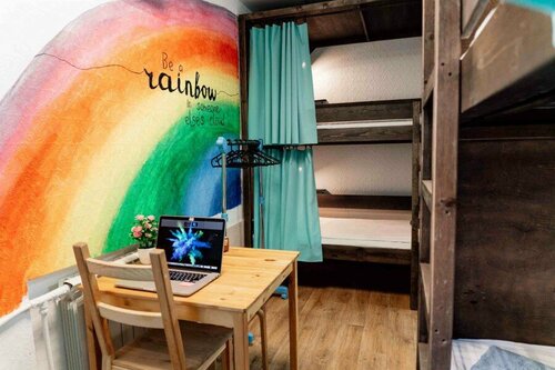 Общий 6-местный номер для мужчин и женщин в Белый Хостел