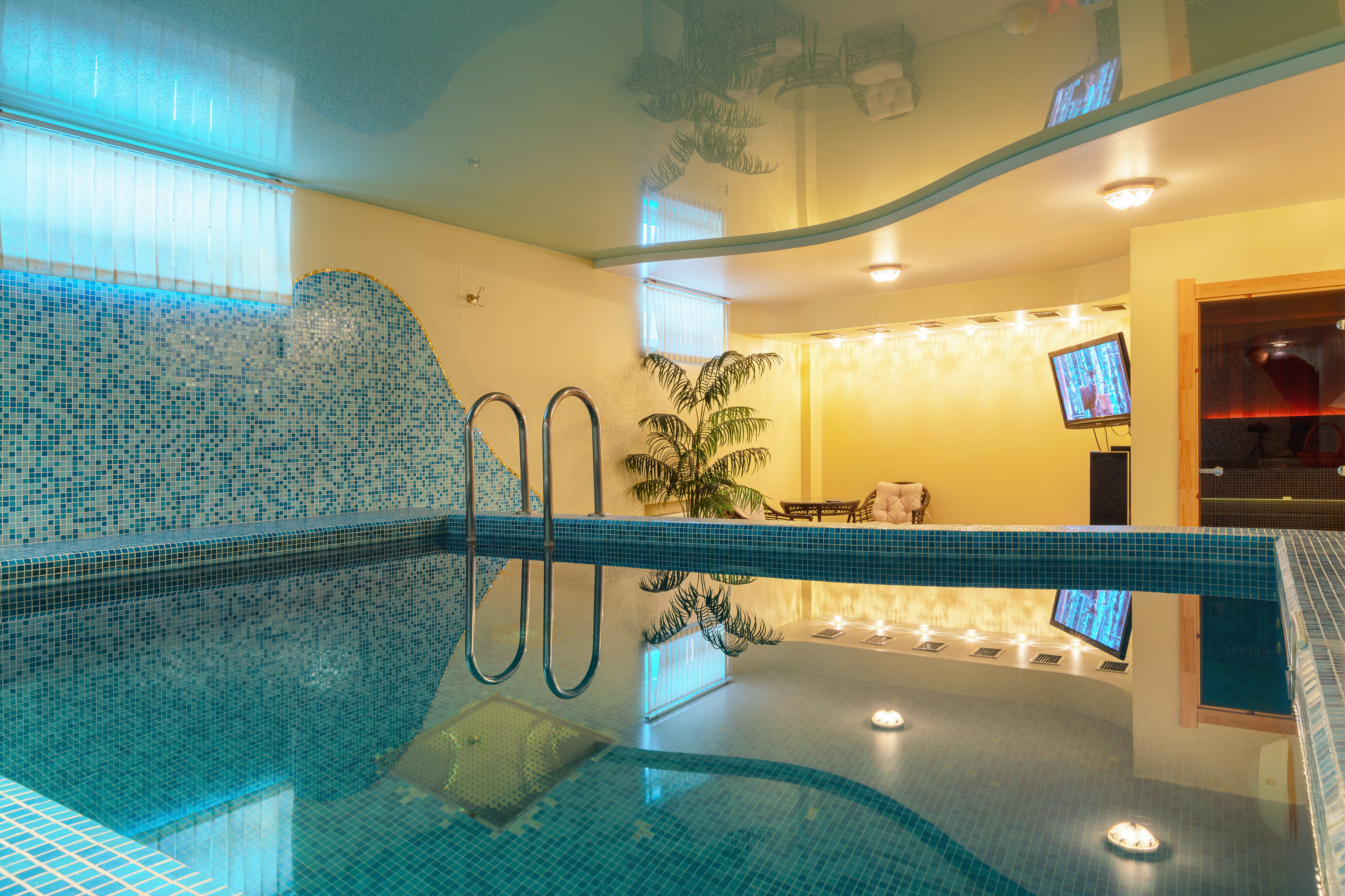 Коттедж Белый берег - с бассейном, сауной и караоке