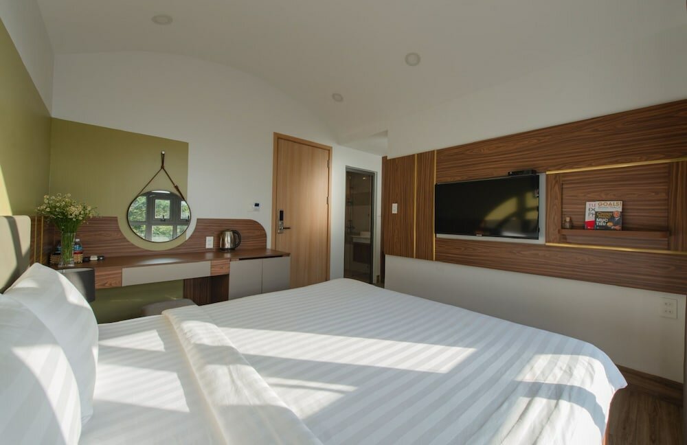 Basic Room, 1 King Bed