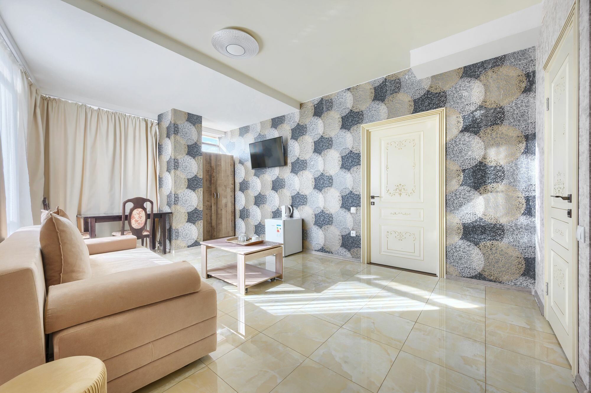 Полулюкс (одна двуспальная кровать и диван)