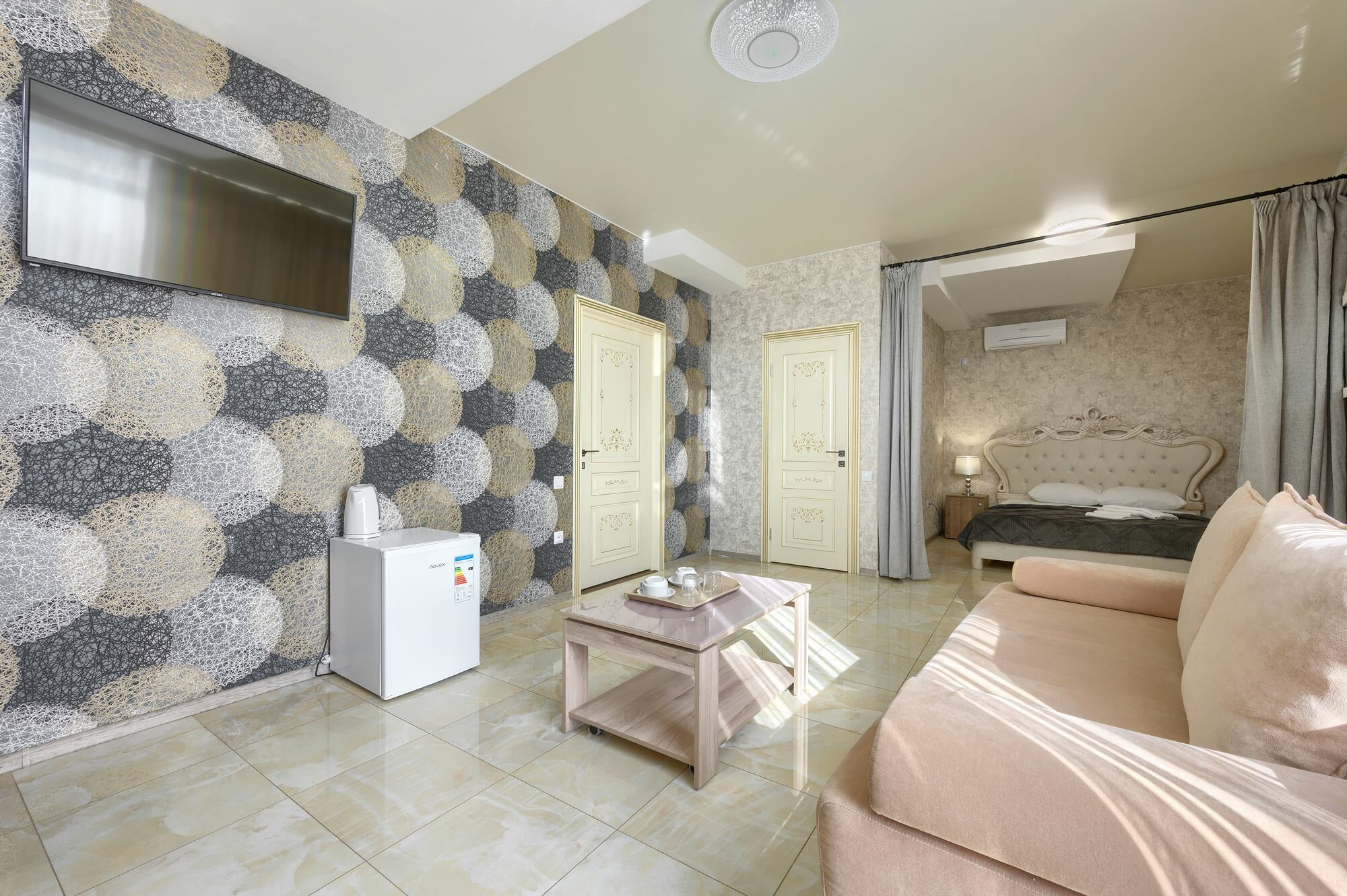 Полулюкс (одна двуспальная кровать и диван)