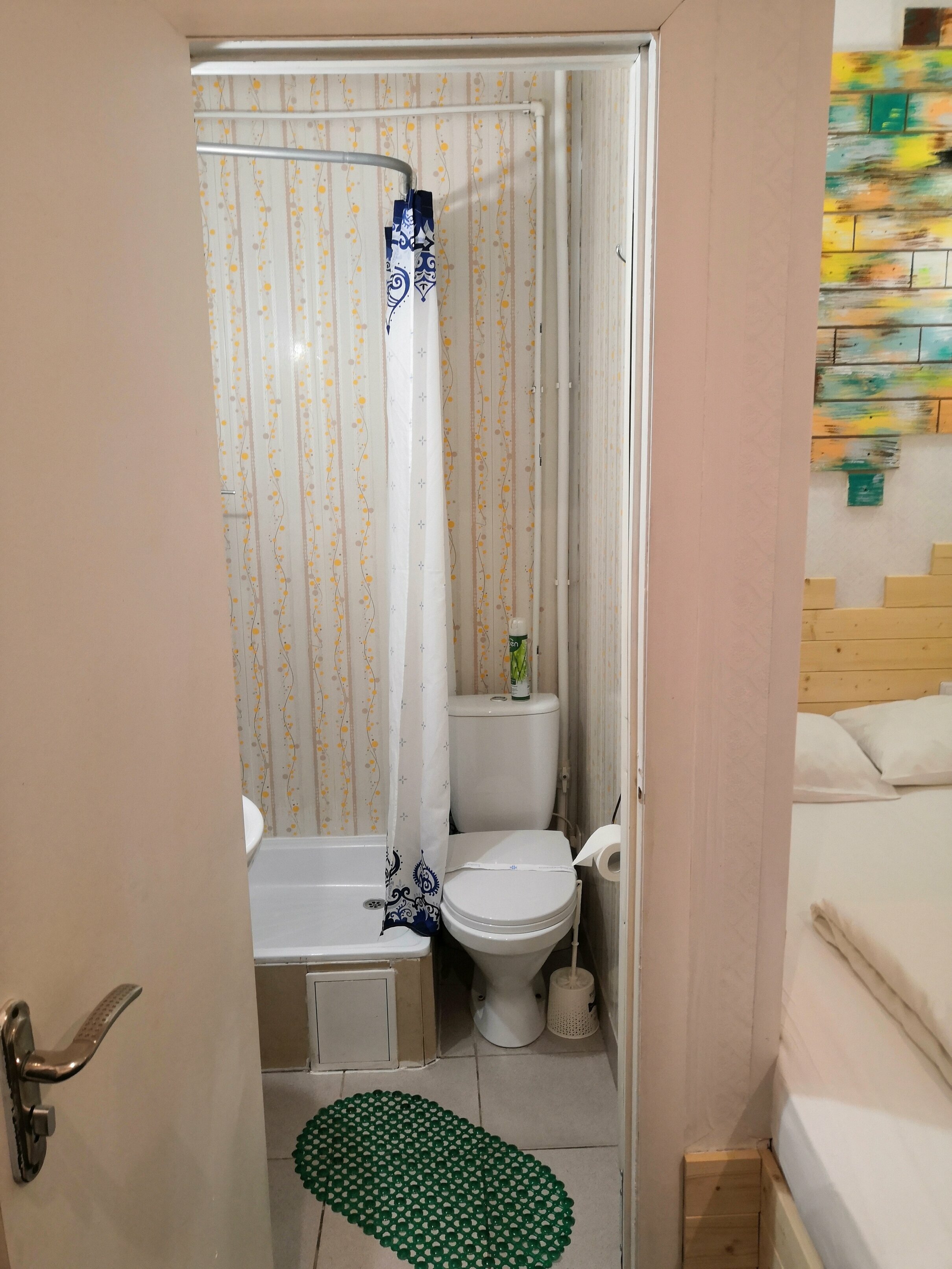 Стандартный номер с двуспальной кроватью и душем  первый этаж