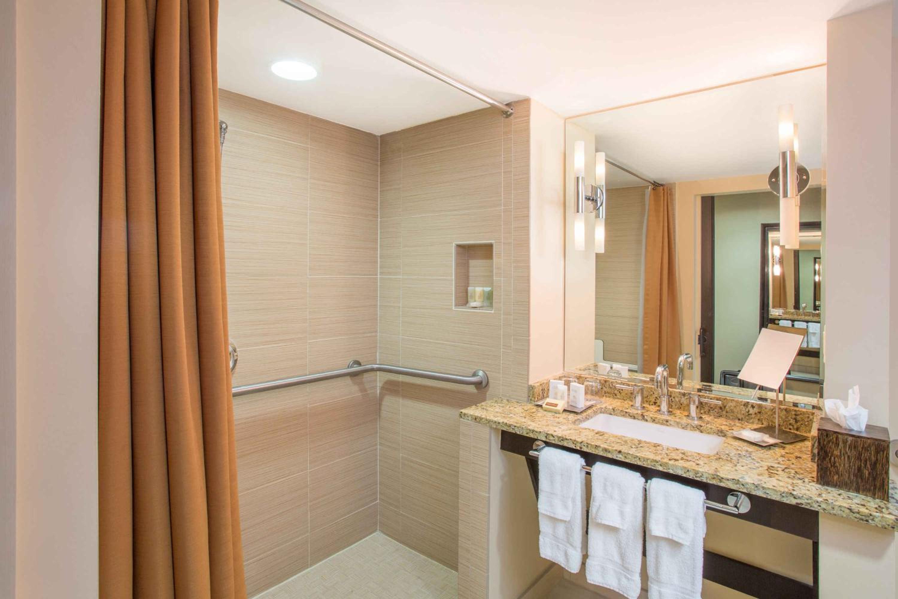 King Room with Bath Tub and City View - Mobility Access/Non-Smoking