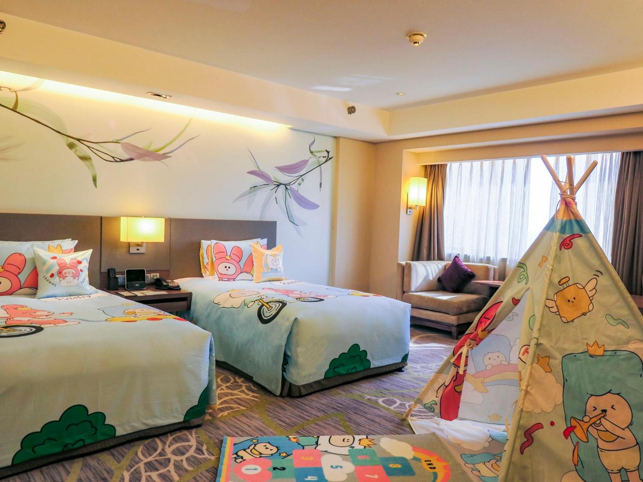 Junior King Suite with CIty View - Kids Theme