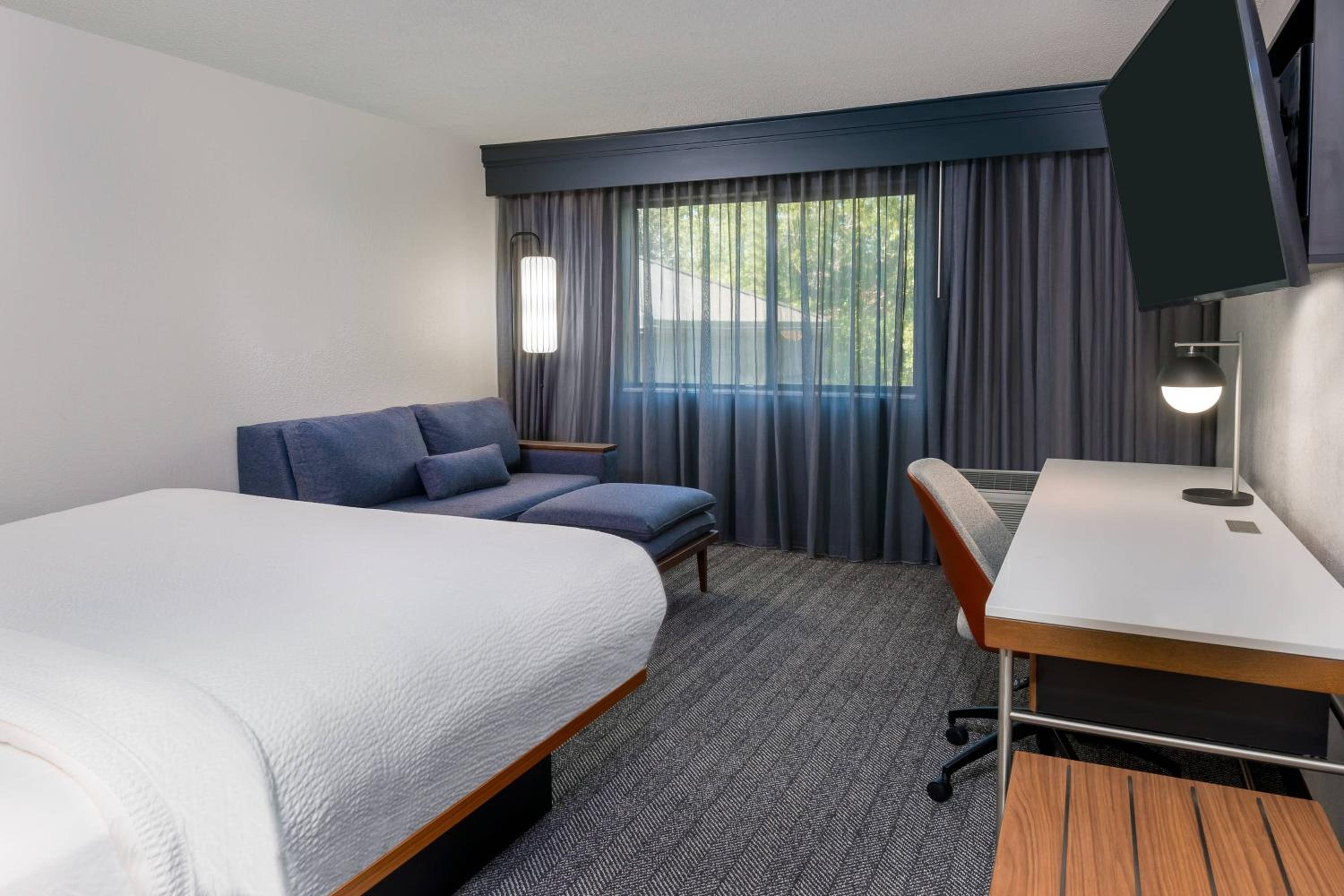 King Room with Adapted Tub - Mobility and Hearing Accessible