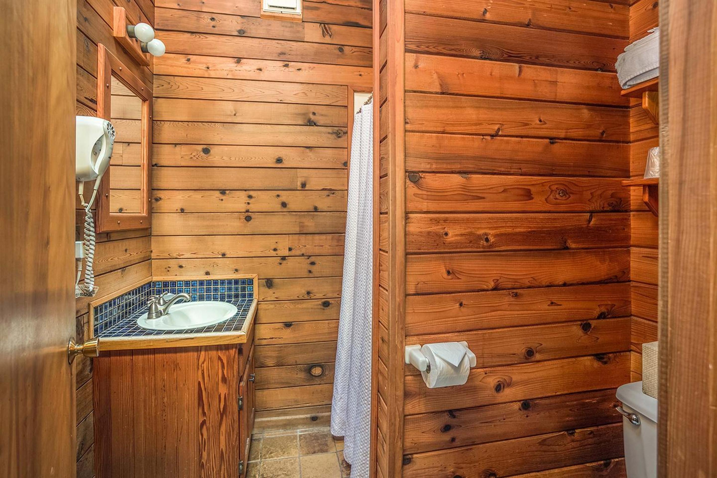 Hearthstone Inn - Lewis Queen (Children and Pet Friendly)