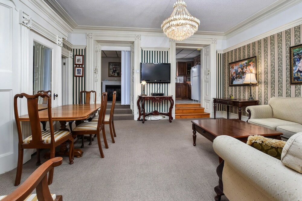 Suite 200: The Senators Suite