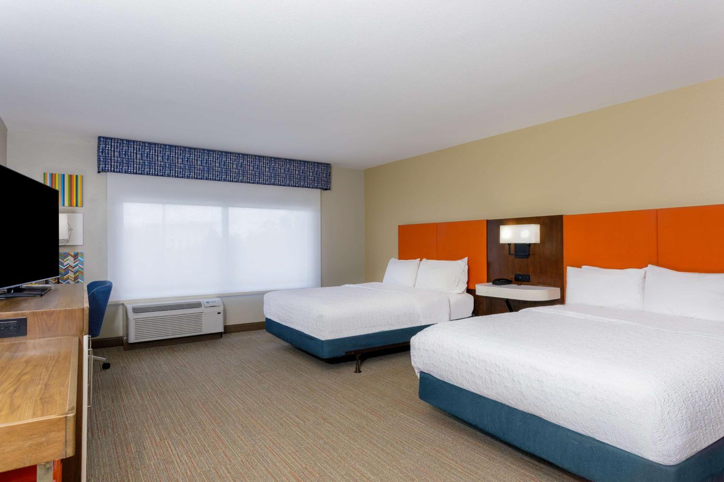 Queen Room with Two Queen Beds and Bath Tub - Mobility Access