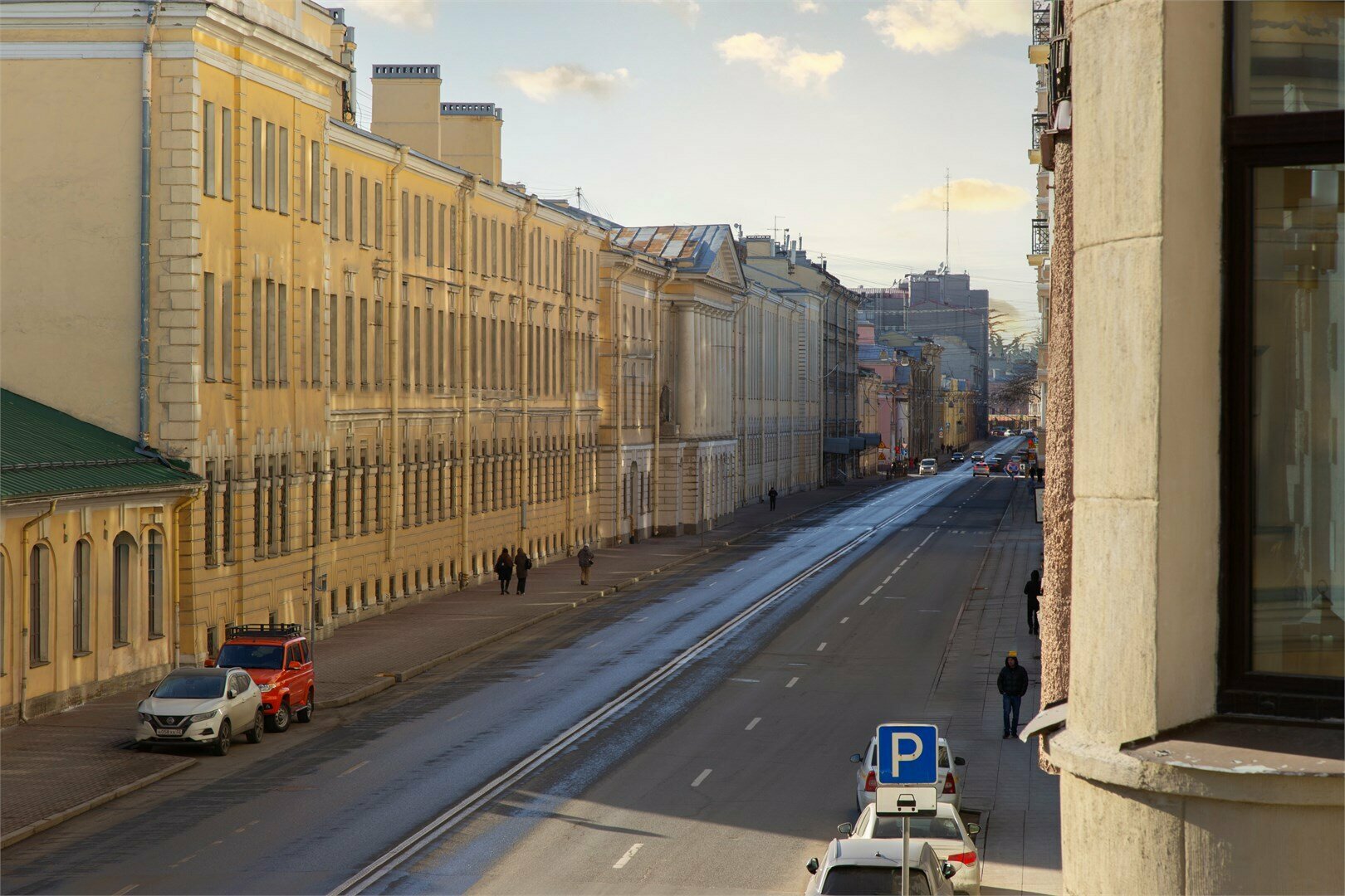 Апартаменты с просторной спальней, обеденной зоной и балконом