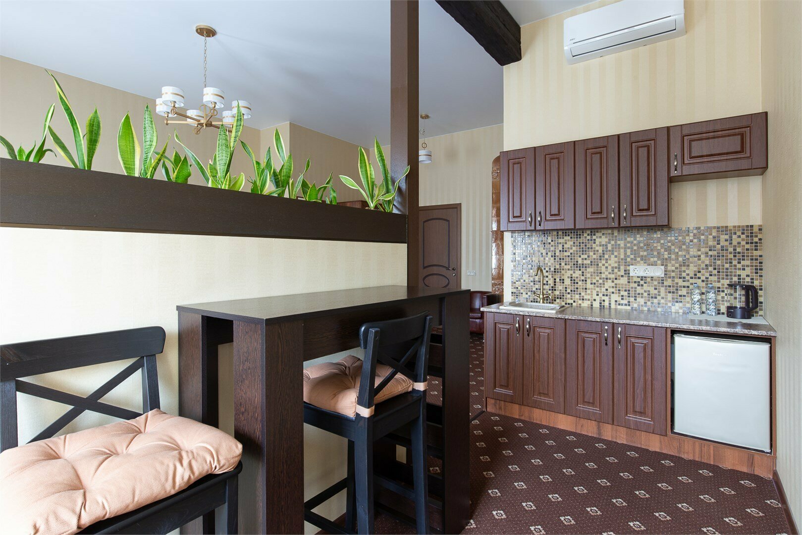 Апартаменты с просторной спальней, обеденной зоной и балконом