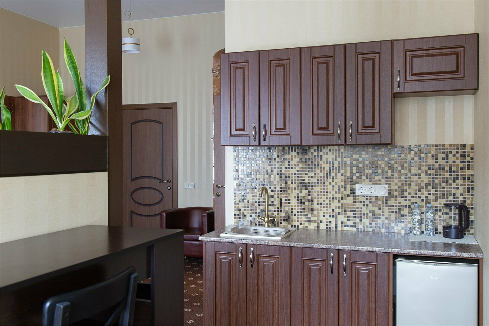 Апартаменты с просторной спальней, обеденной зоной и балконом