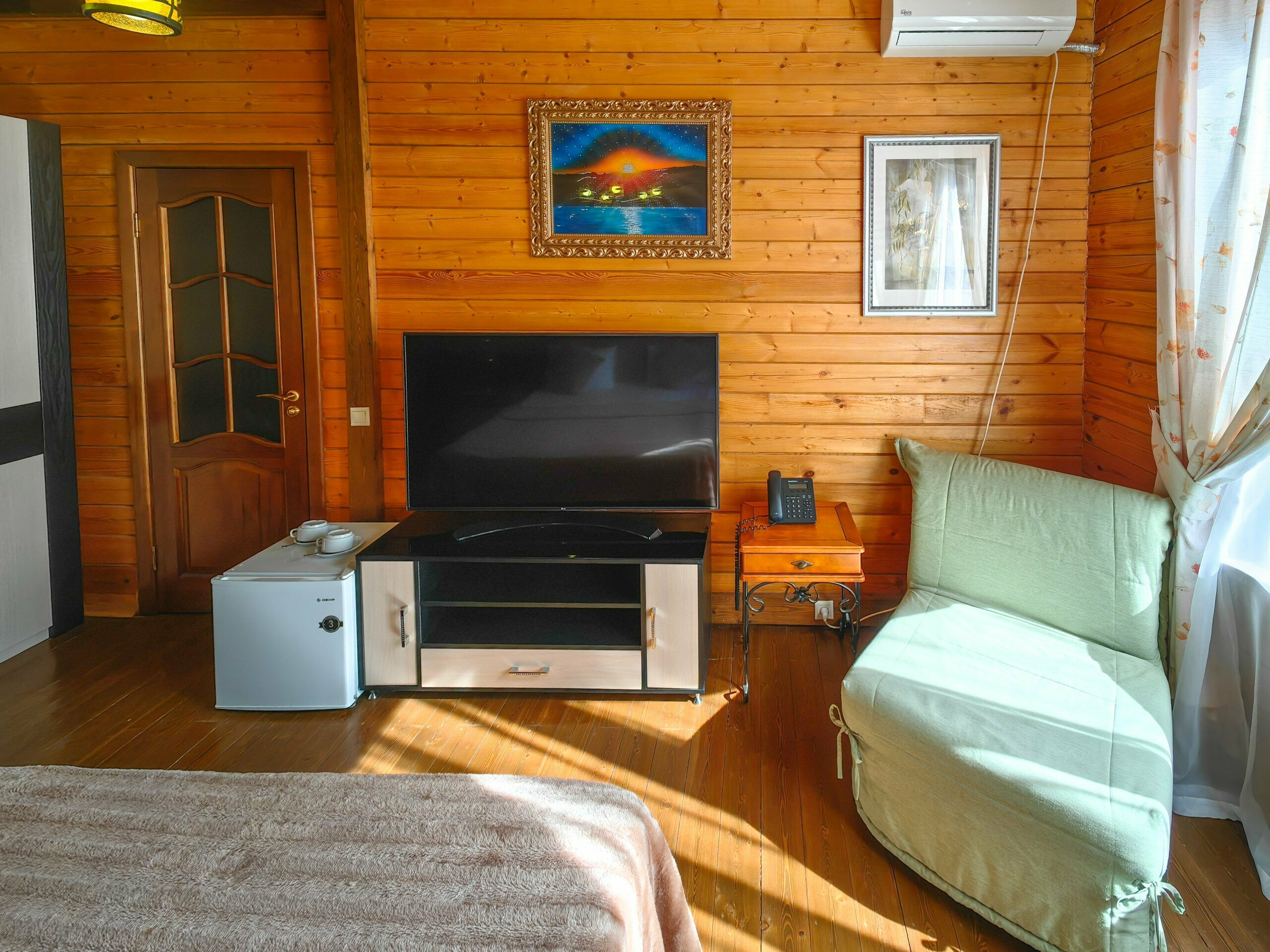 Комфортная трёхместная комната с видом на горы