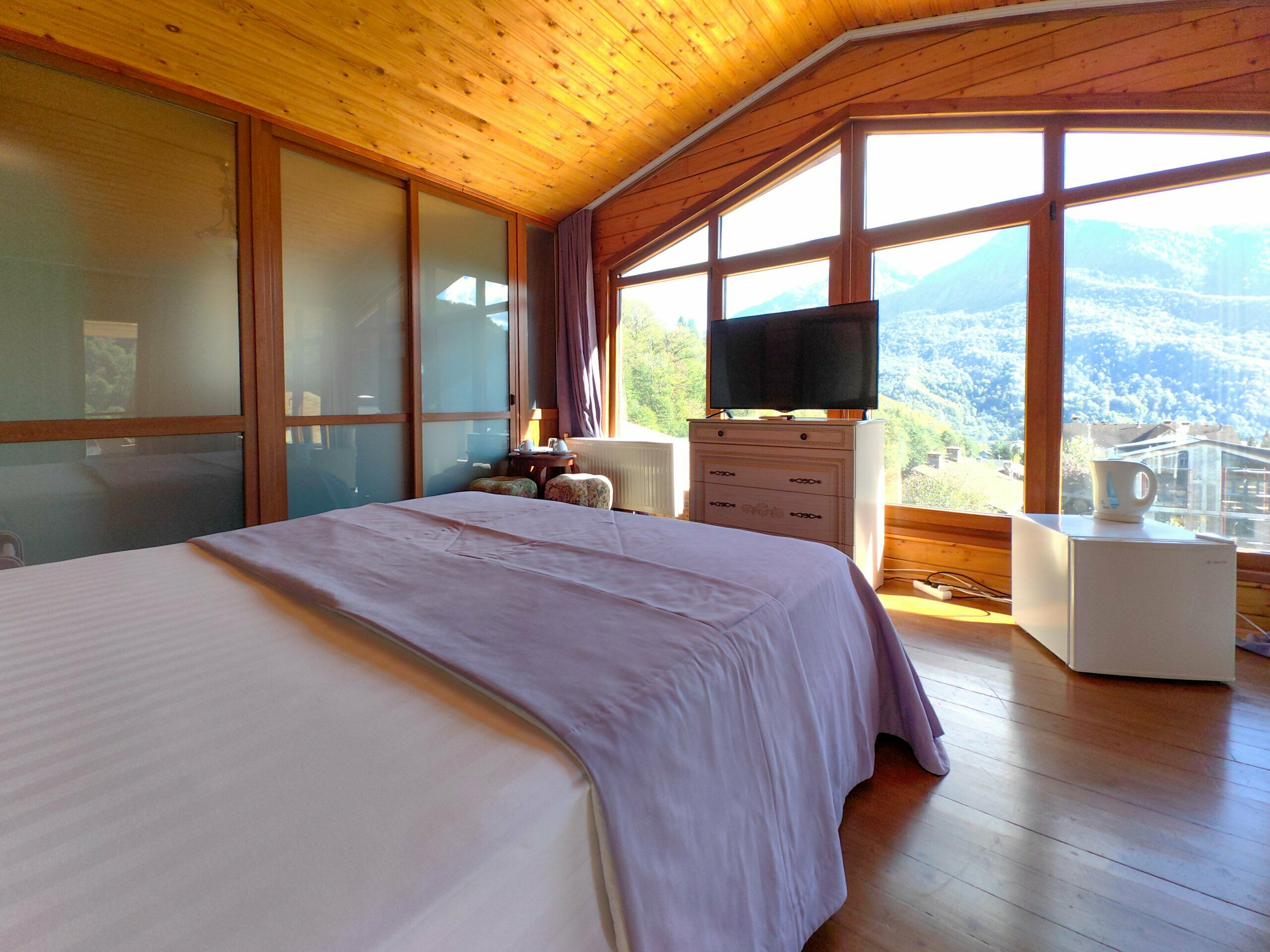 Панорамная комната с балконом