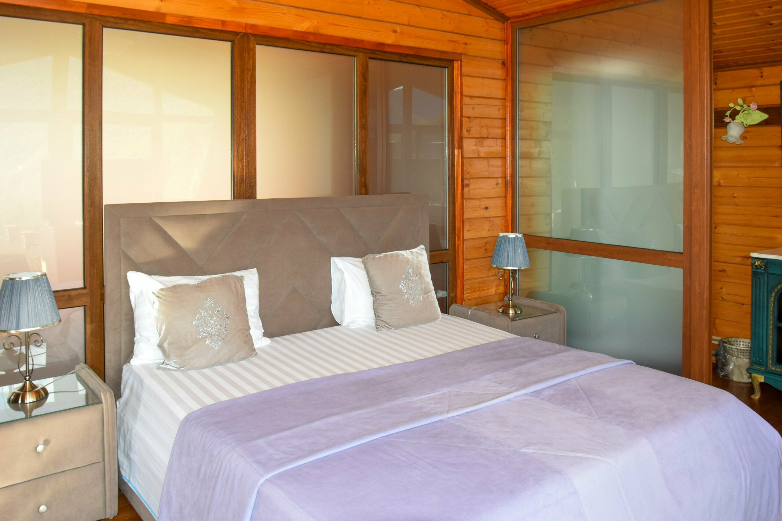 Панорамная комната с балконом